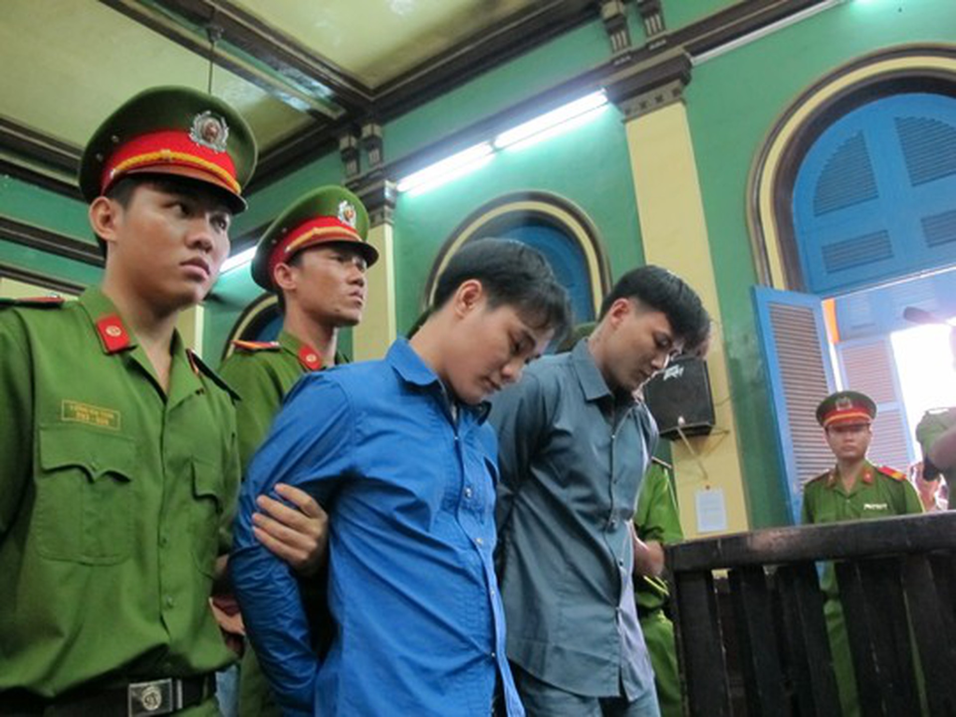 L&ecirc; Ngọc Đạt (tr&aacute;i) v&agrave; Trần Ho&agrave;i Bảo tại t&ograve;a