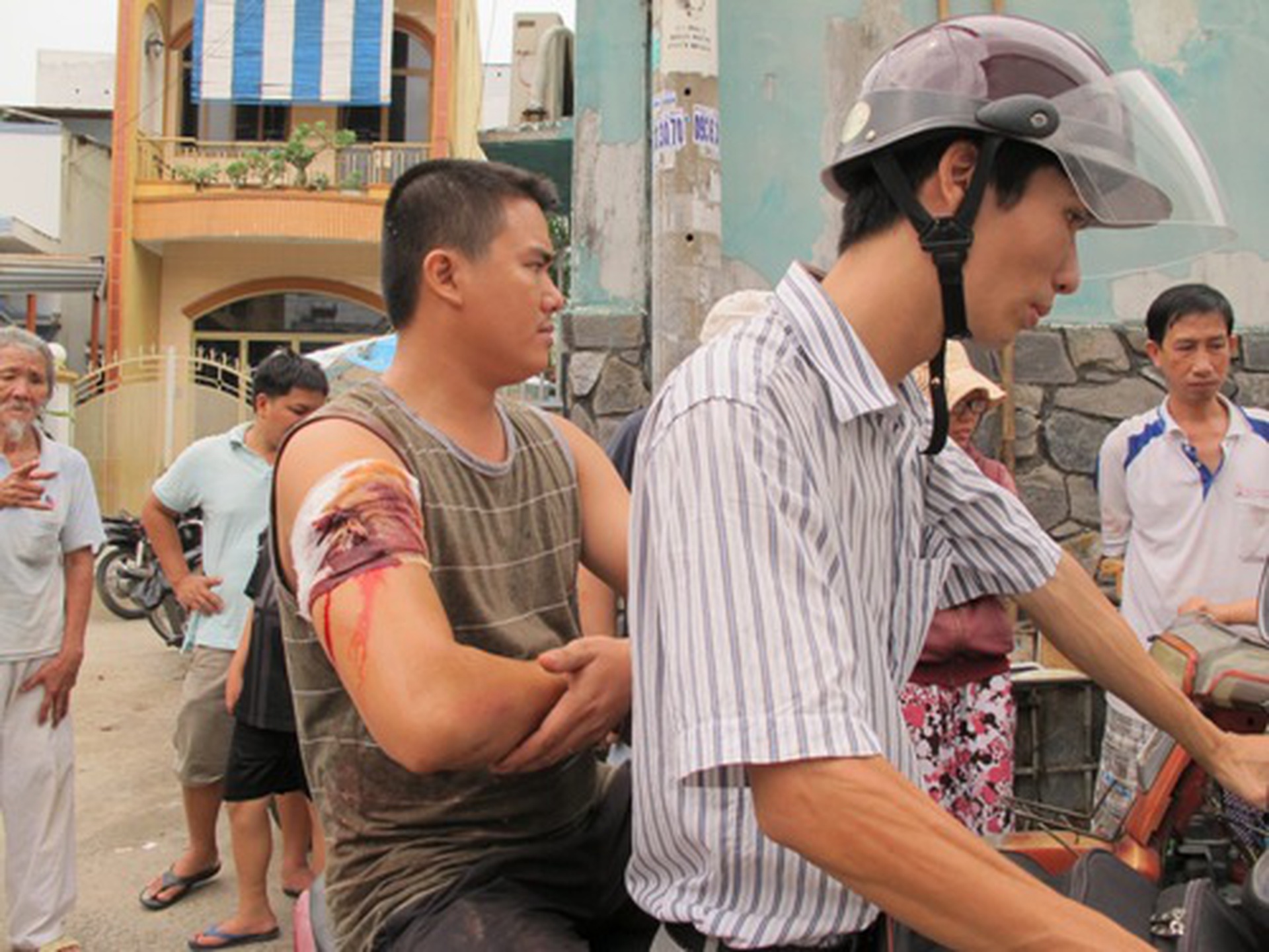 Một người trong nh&agrave; bị đ&acirc;m