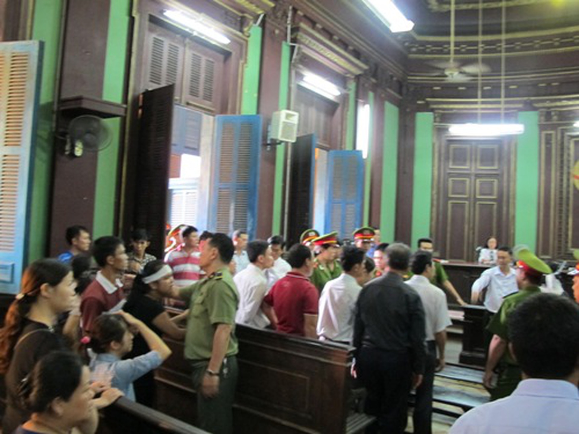N&aacute;o loạn tại ph&ograve;ng xử
