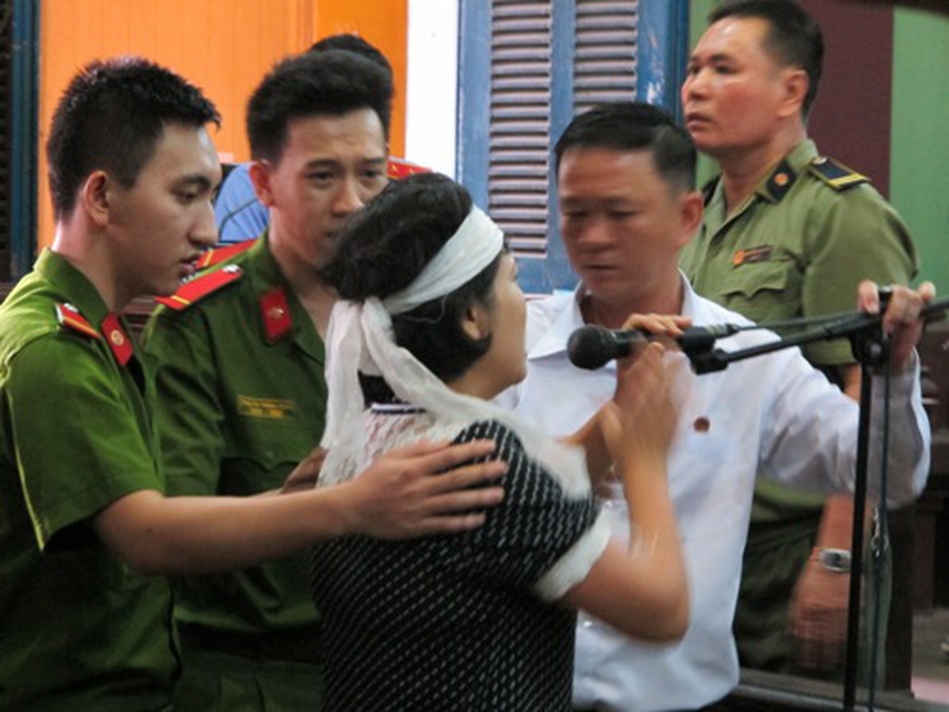 Vợ nạn nh&acirc;n bức x&uacute;c tr&igrave;nh b&agrave;y