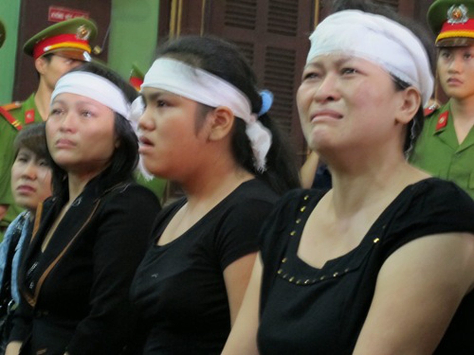 Con g&aacute;i nạn nh&acirc;n (giữa) phẫn uất trước c&aacute;i chết thảm của cha