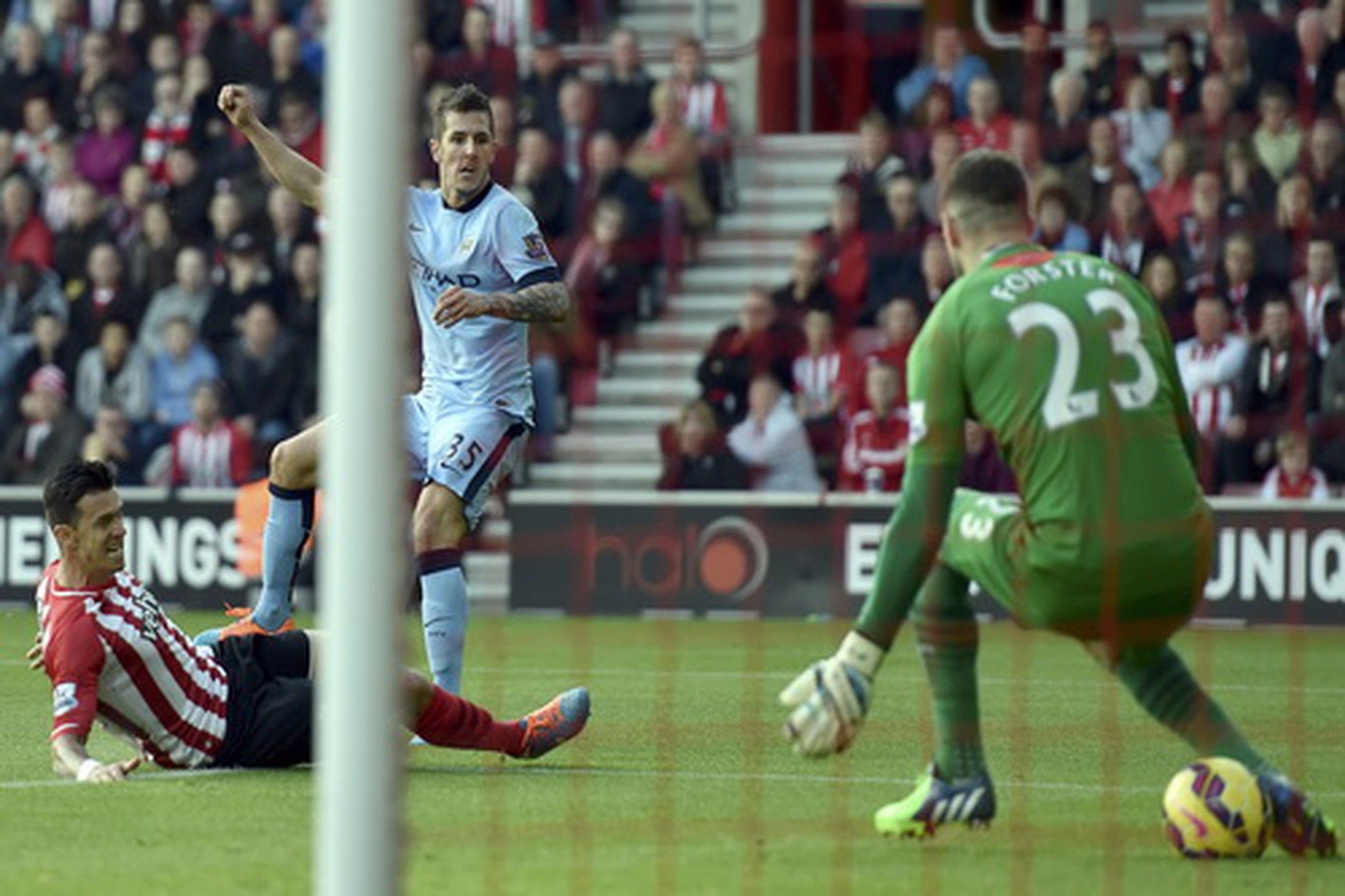 Southampton may mắn kh&ocirc;ng thua ở t&igrave;nh huống dứt điểm của Jovetic
