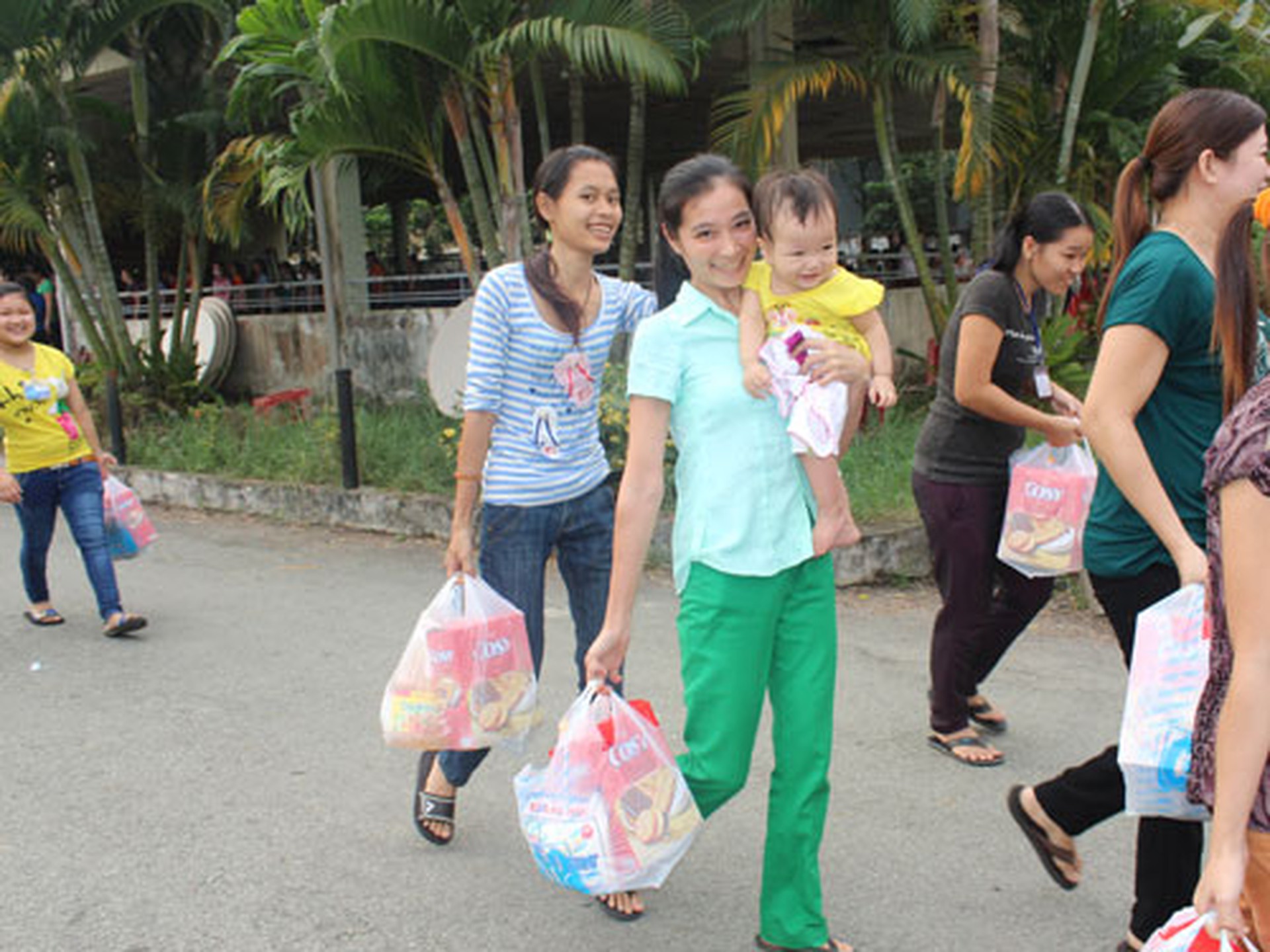 C&ocirc;ng nh&acirc;n C&ocirc;ng ty Sae Hwa Vina vui mừng nhận  qu&agrave; Tết của C&ocirc;ng đo&agrave;n. Ảnh: TRƯỜNG HO&Agrave;NG