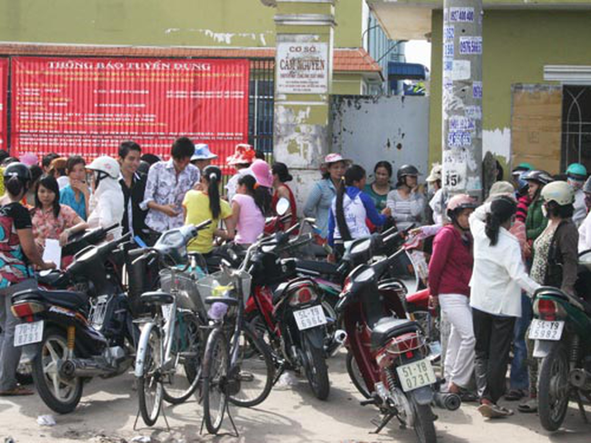 C&ocirc;ng nh&acirc;n C&ocirc;ng ty Mido tập trung khiếu nại quyền lợi BHXH