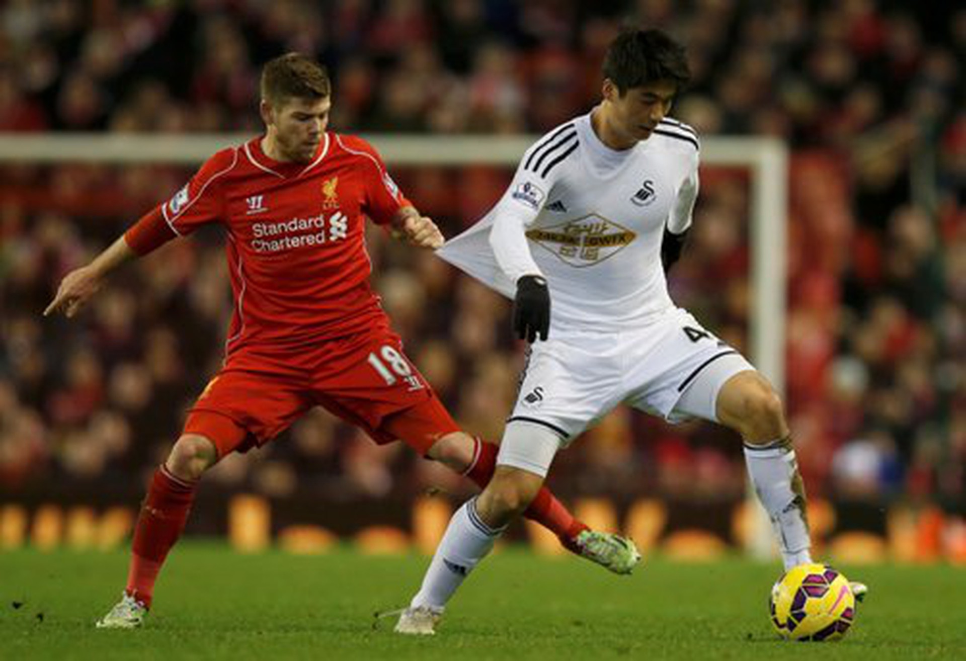 Alberto Moreno (18) mở tỉ số trận đấu cho Liverpool