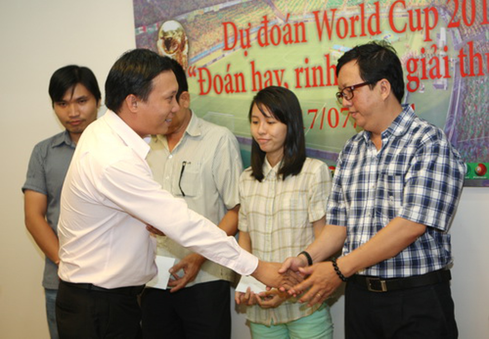 &Ocirc;ng Trần Mạnh H&ugrave;ng, đại diện c&ocirc;ng ty Vinamit, trao giải thưởng cho bạn đọc