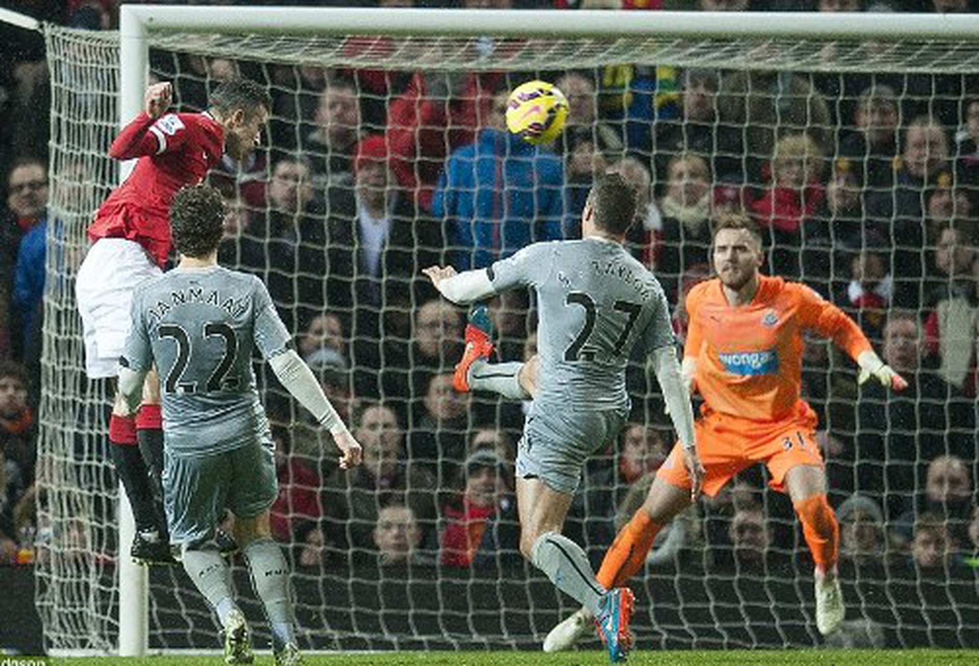 Van Perie ghi b&agrave;n thứ ba cho Man United