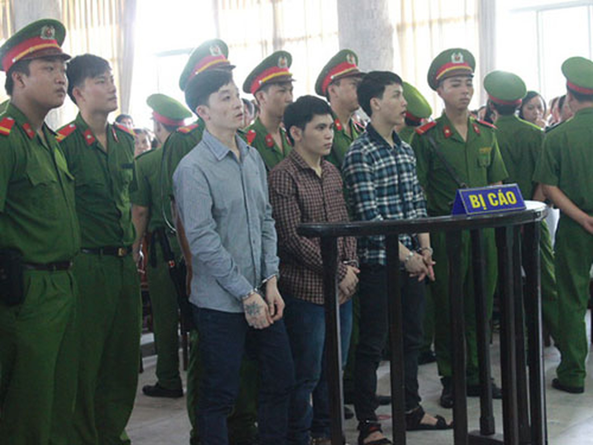 C&aacute;c bị c&aacute;o Anh, Tốt, Long (từ tr&aacute;i qua) nghe t&ograve;a tuy&ecirc;n &aacute;n