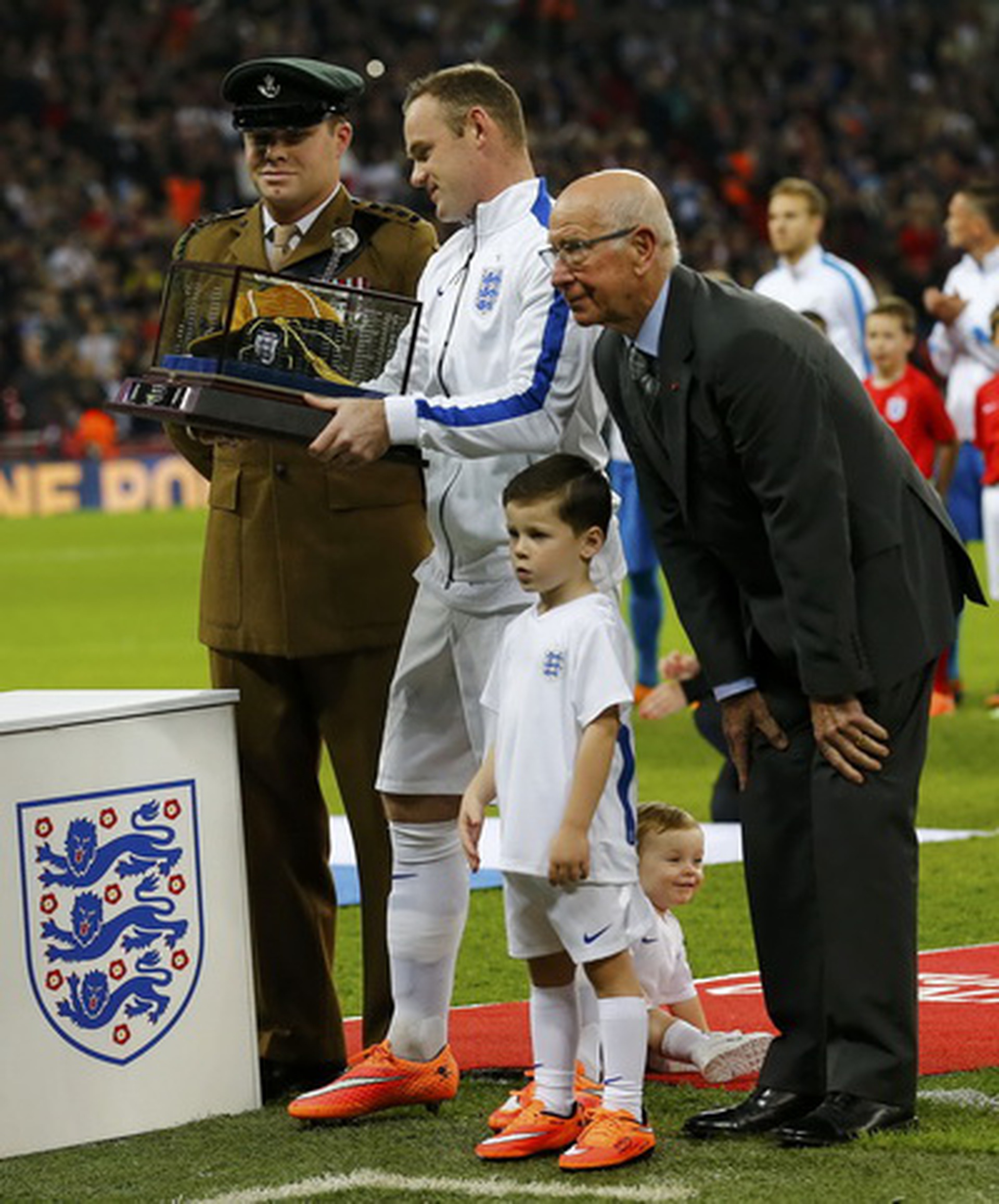 Rooney nhận chiếc mũ kỷ niệm 100 lần kho&aacute;c &aacute;o Tam Sư