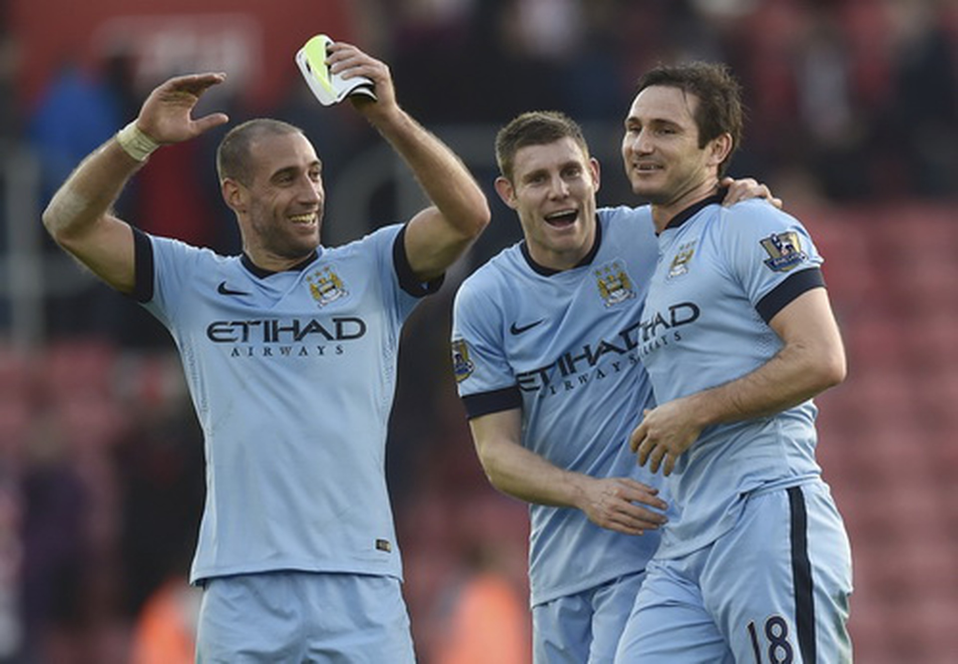 Lampard v&agrave; đồng đội vui mừng sau b&agrave;n thắng