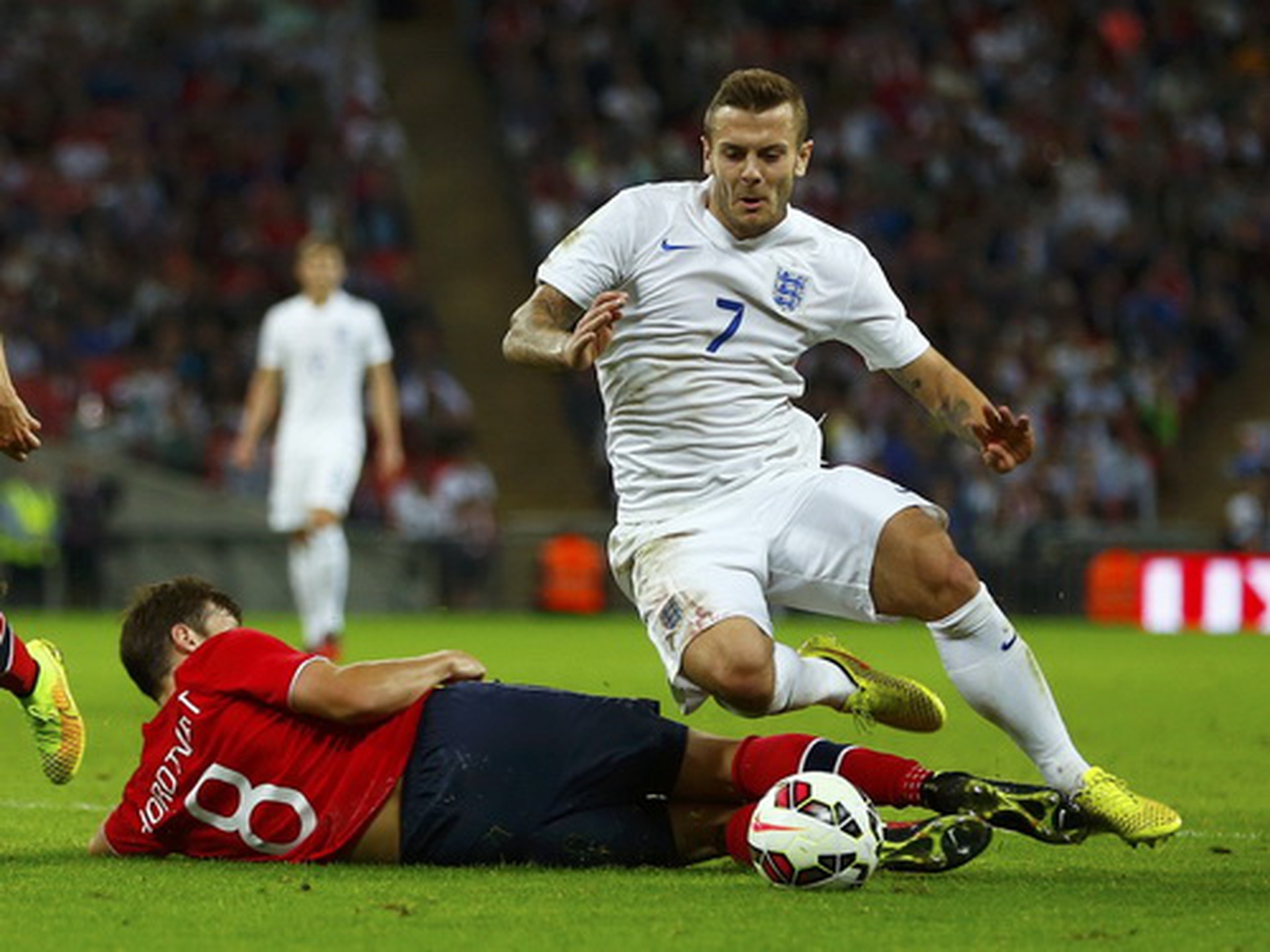 Jack Wilshere thi đấu x&ocirc;ng x&aacute;o trong trận