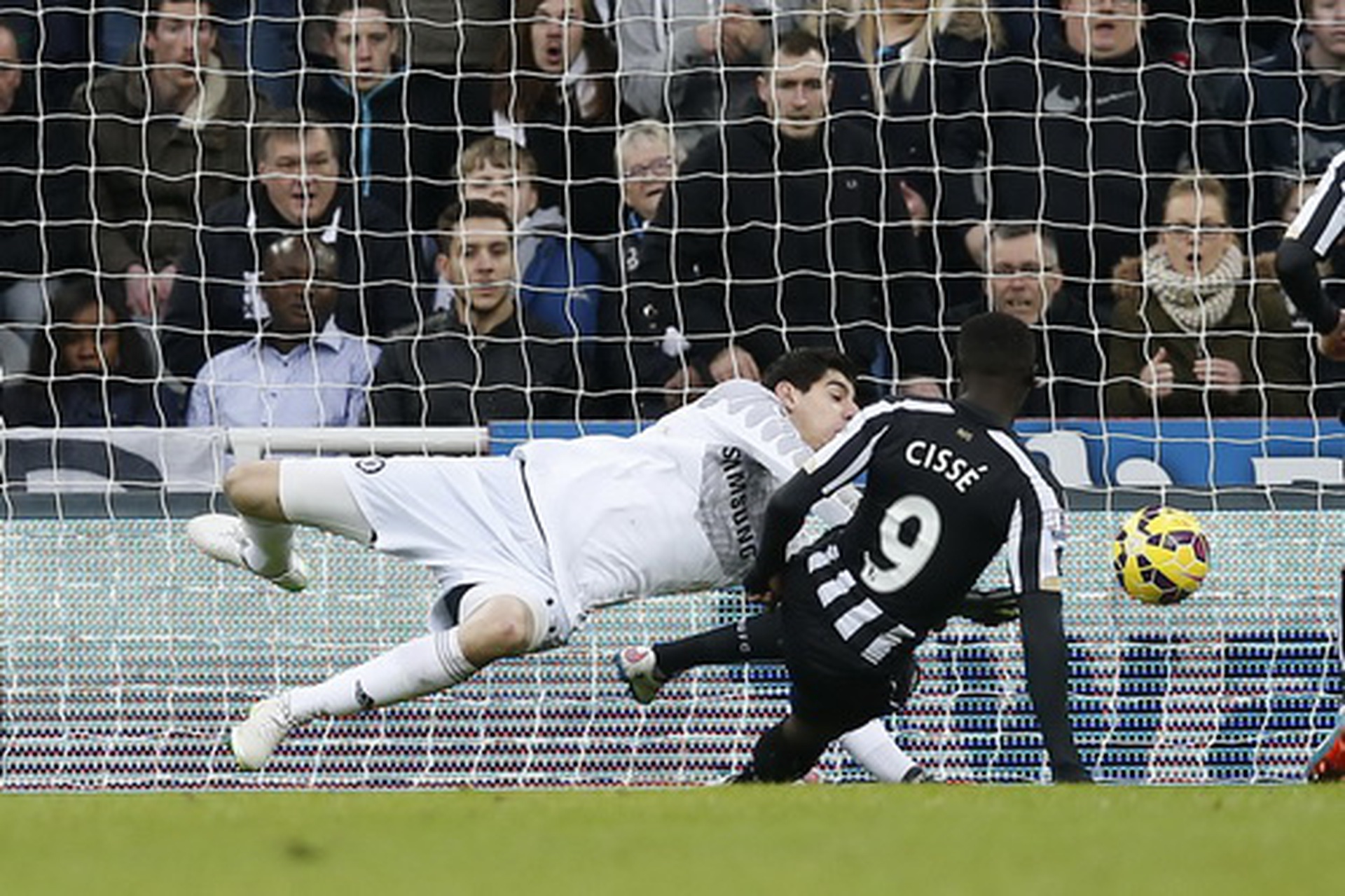 Papiss Cisse ghi b&agrave;n sau khi v&agrave;o s&acirc;n từ ghế dự bị