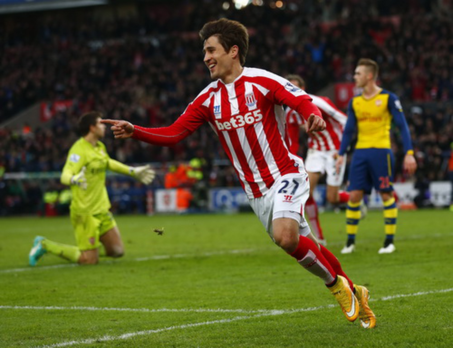 Bojan Krkic khiến h&agrave;ng thủ Arsenal ngất ngư với những pha đi b&oacute;ng t&aacute;o bạo