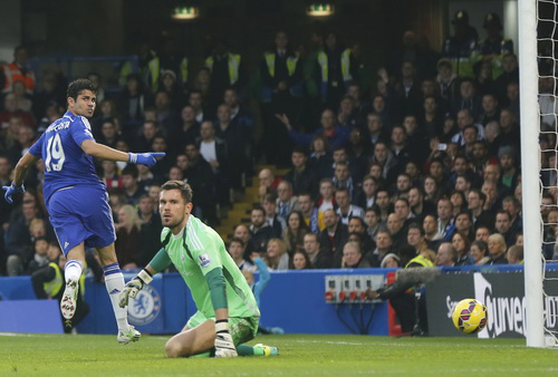Diego Costa c&oacute; b&agrave;n thắng thứ 11 cho Chelsea