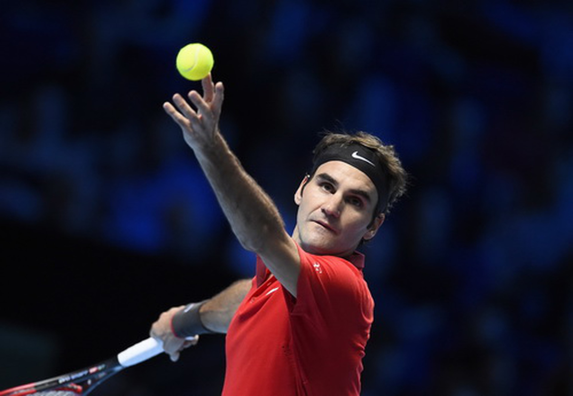 T&agrave;u tốc h&agrave;nh Federer thẳng tiến