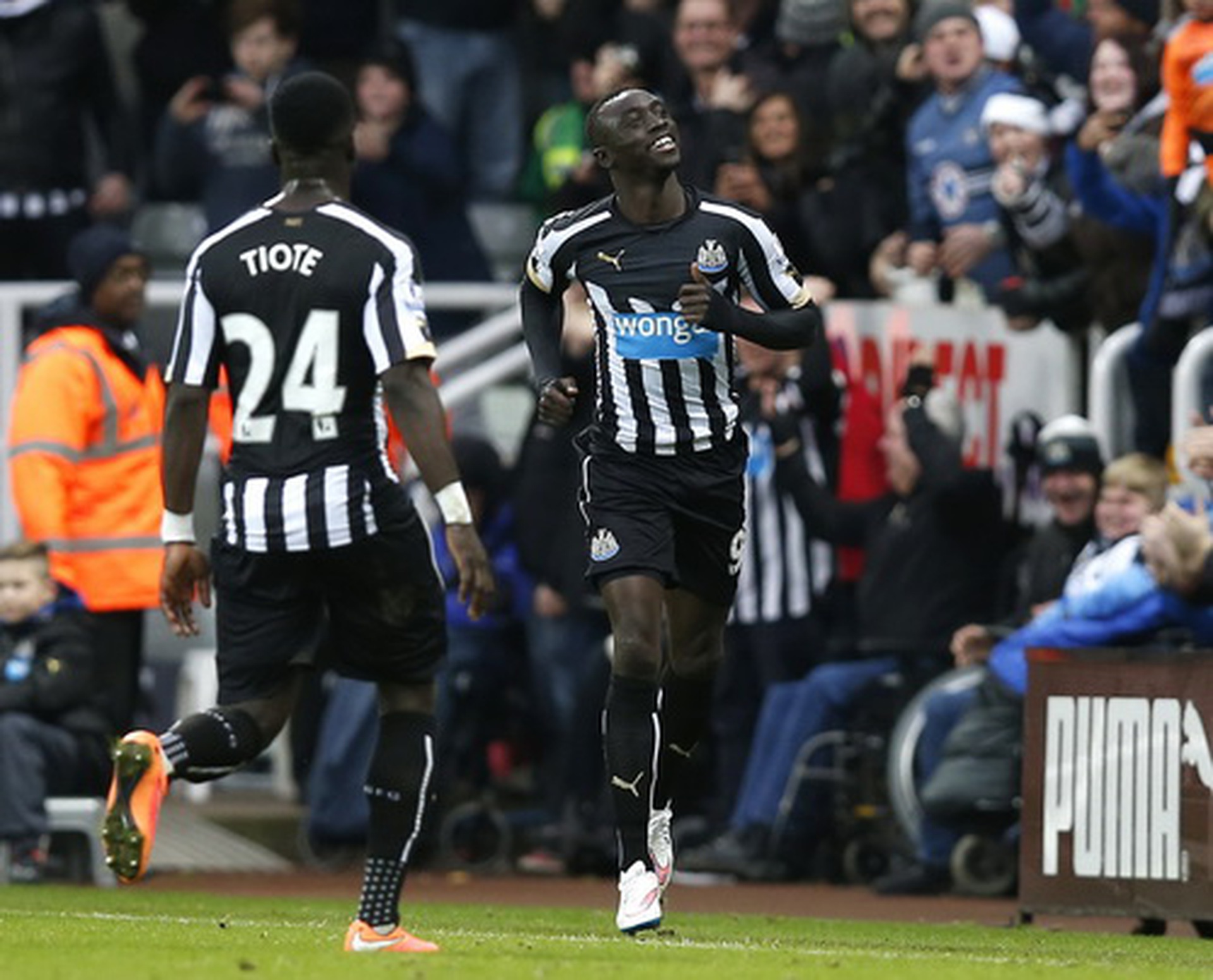 Cisse v&agrave; niềm vui sau c&uacute; đ&uacute;p b&agrave;n thắng