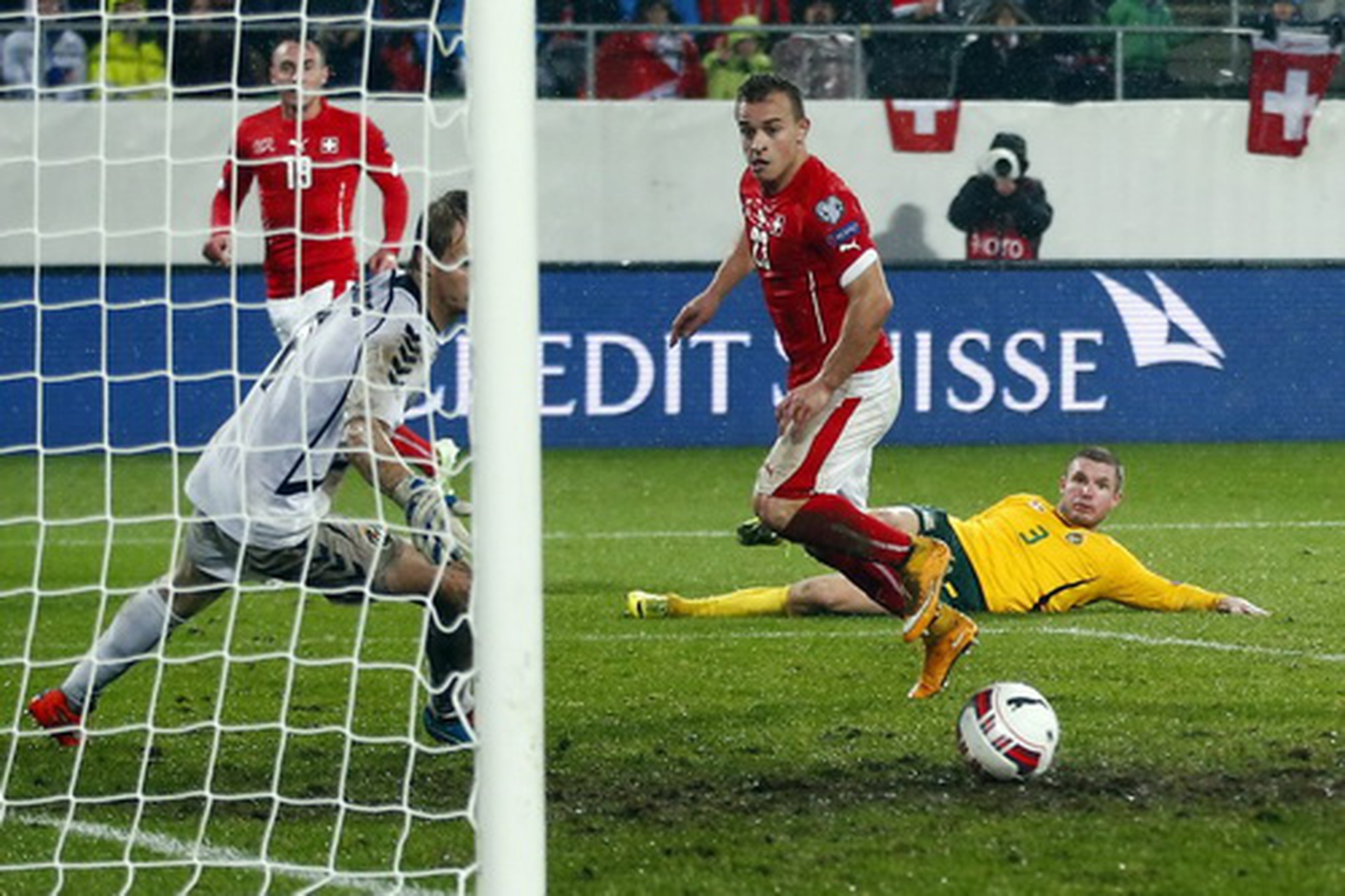 Shaqiri (giữa) ghi hai b&agrave;n thắng cho Thụy Sĩ