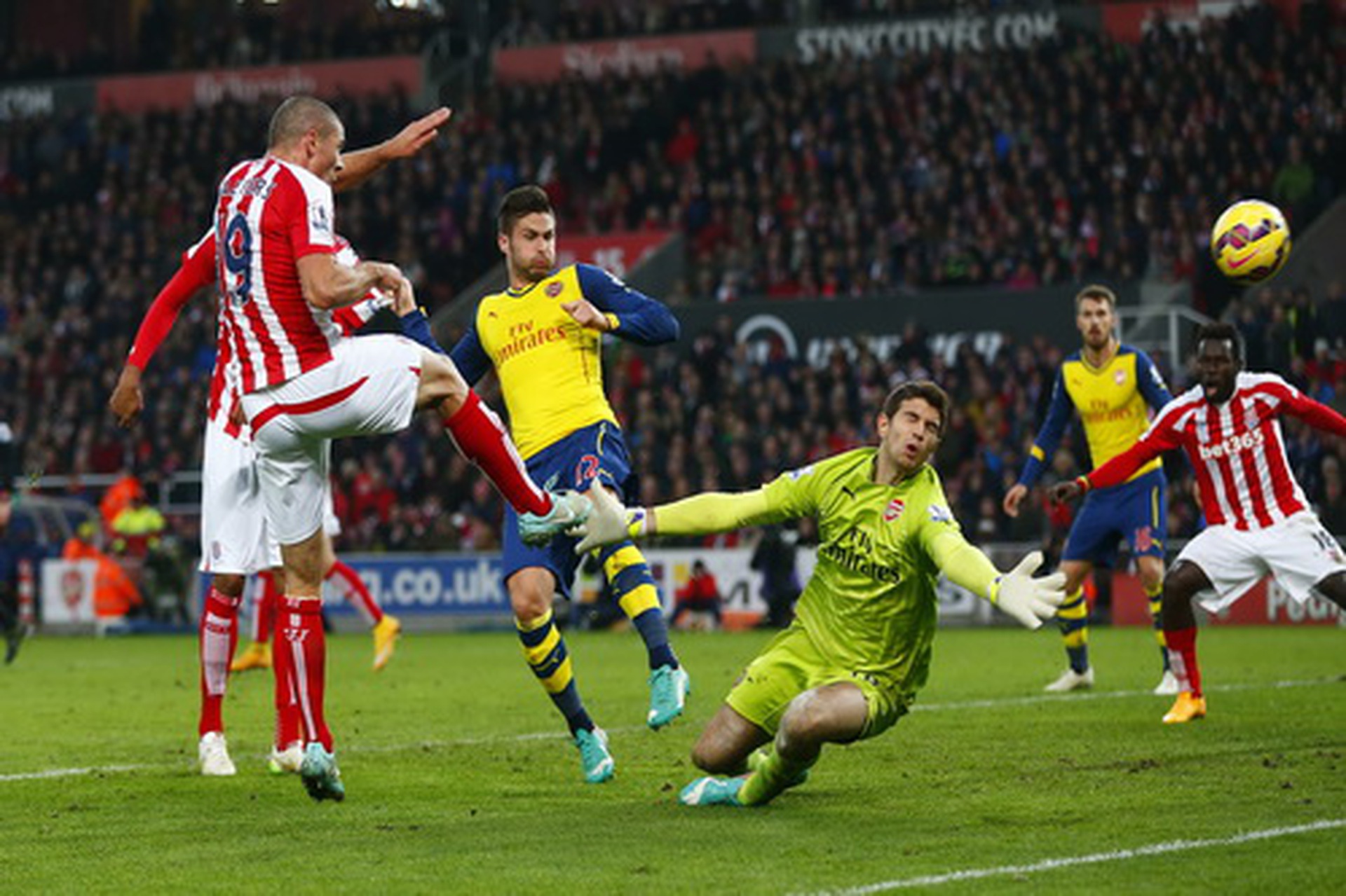 Jonathan Walters ghi b&agrave;n thứ ba cho đội chủ nh&agrave; cuối hiệp một