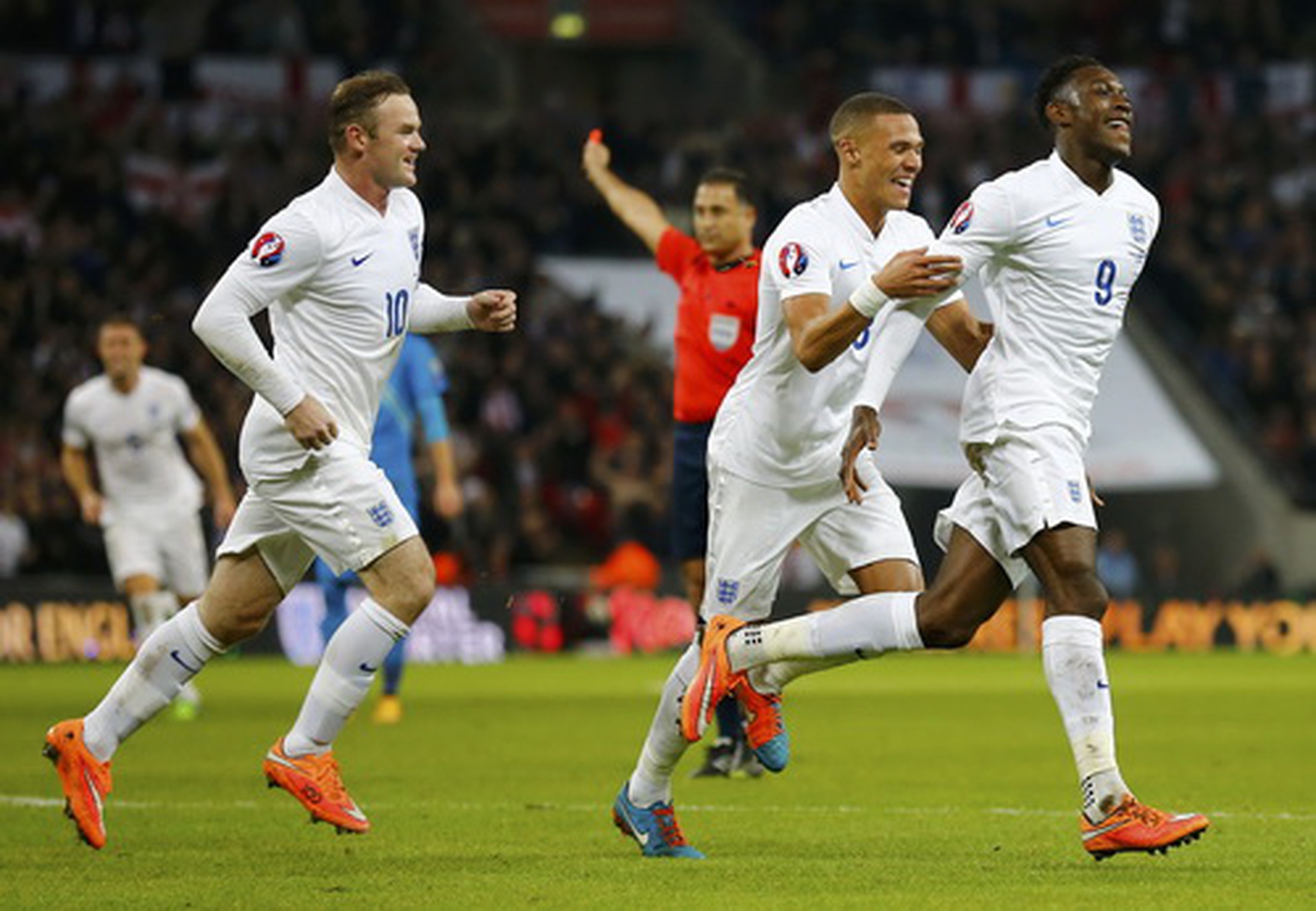 Rooney v&agrave; Welbeck - T&aacute;c giả ba b&agrave;n thắng cho Tam Sư