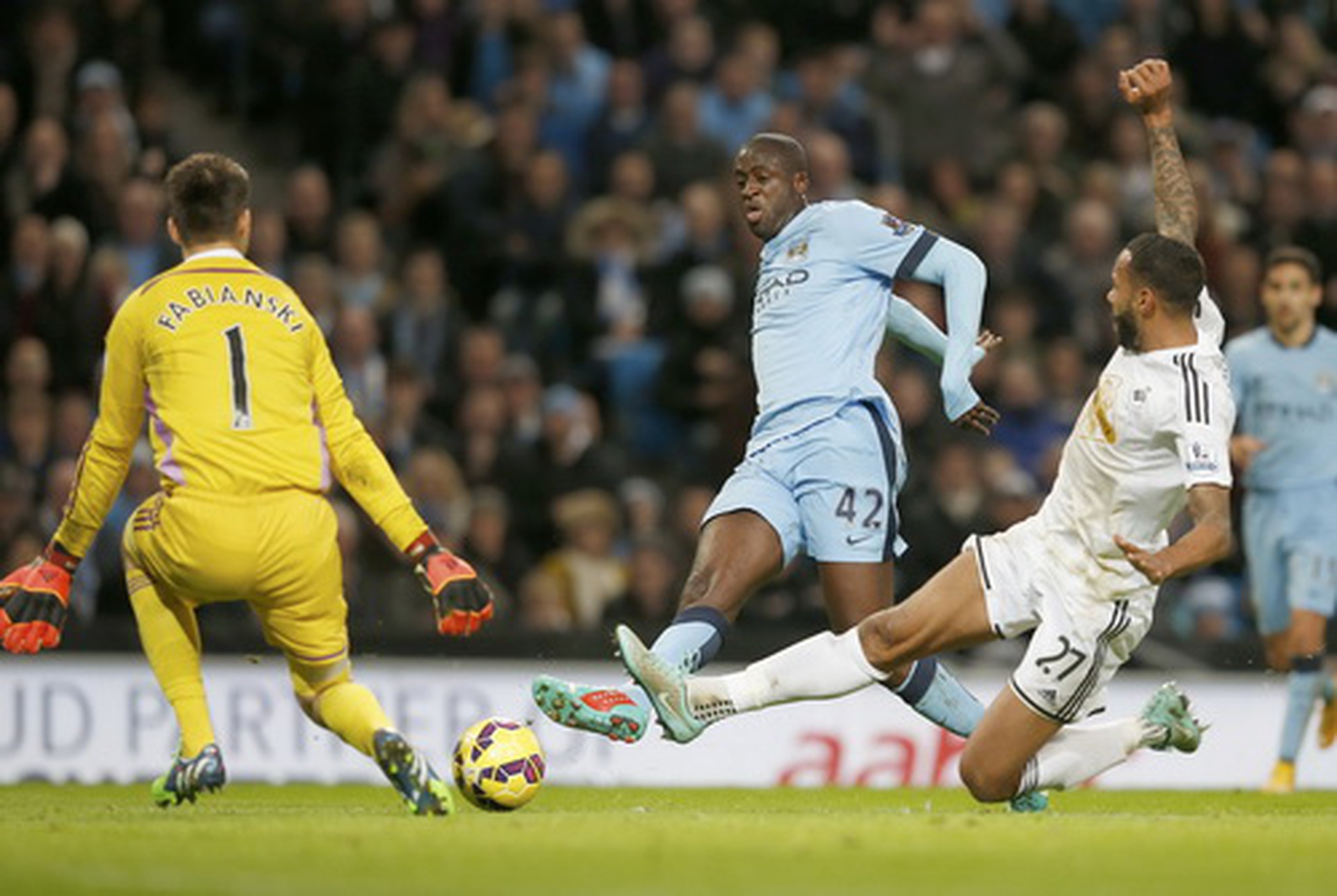 Yaya Toure dập tắt mọi chỉ tr&iacute;ch về phong độ tệ hại gần đ&acirc;y của anh bằng b&agrave;n thắng quyết định cho Man City