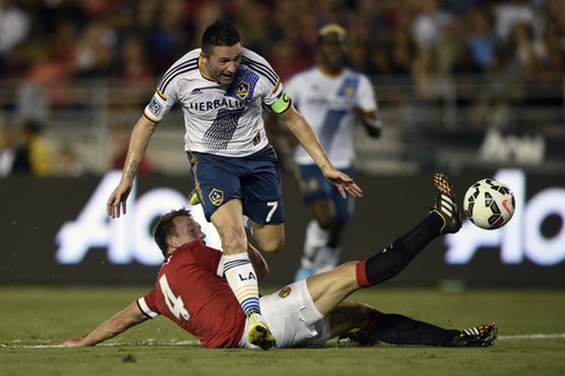 H&agrave;ng thủ M.U vất vả ngăn cản c&aacute;c ch&acirc;n s&uacute;t LA Galaxy