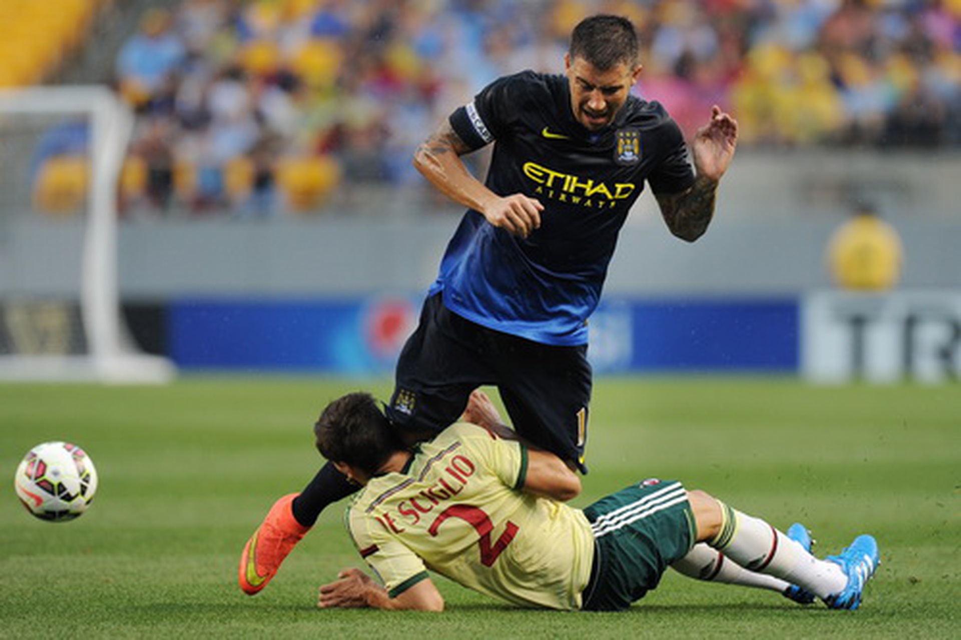 Kolarov đi b&oacute;ng trước sự truy cản của De Sciglio (Milan)