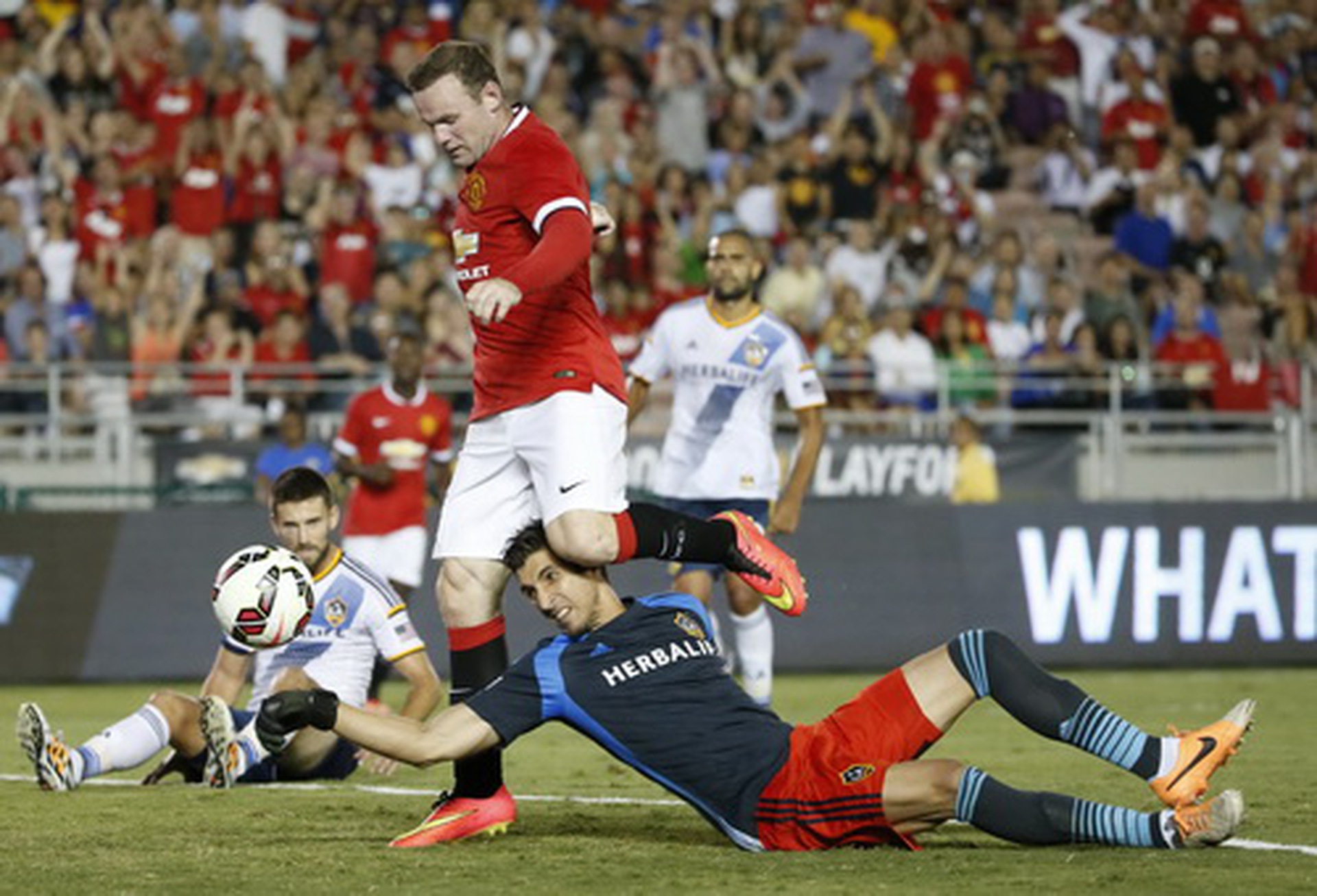 Wayne Rooney ghi c&uacute; đ&uacute;p trong trận đấu mở m&agrave;n m&ugrave;a b&oacute;ng mới
