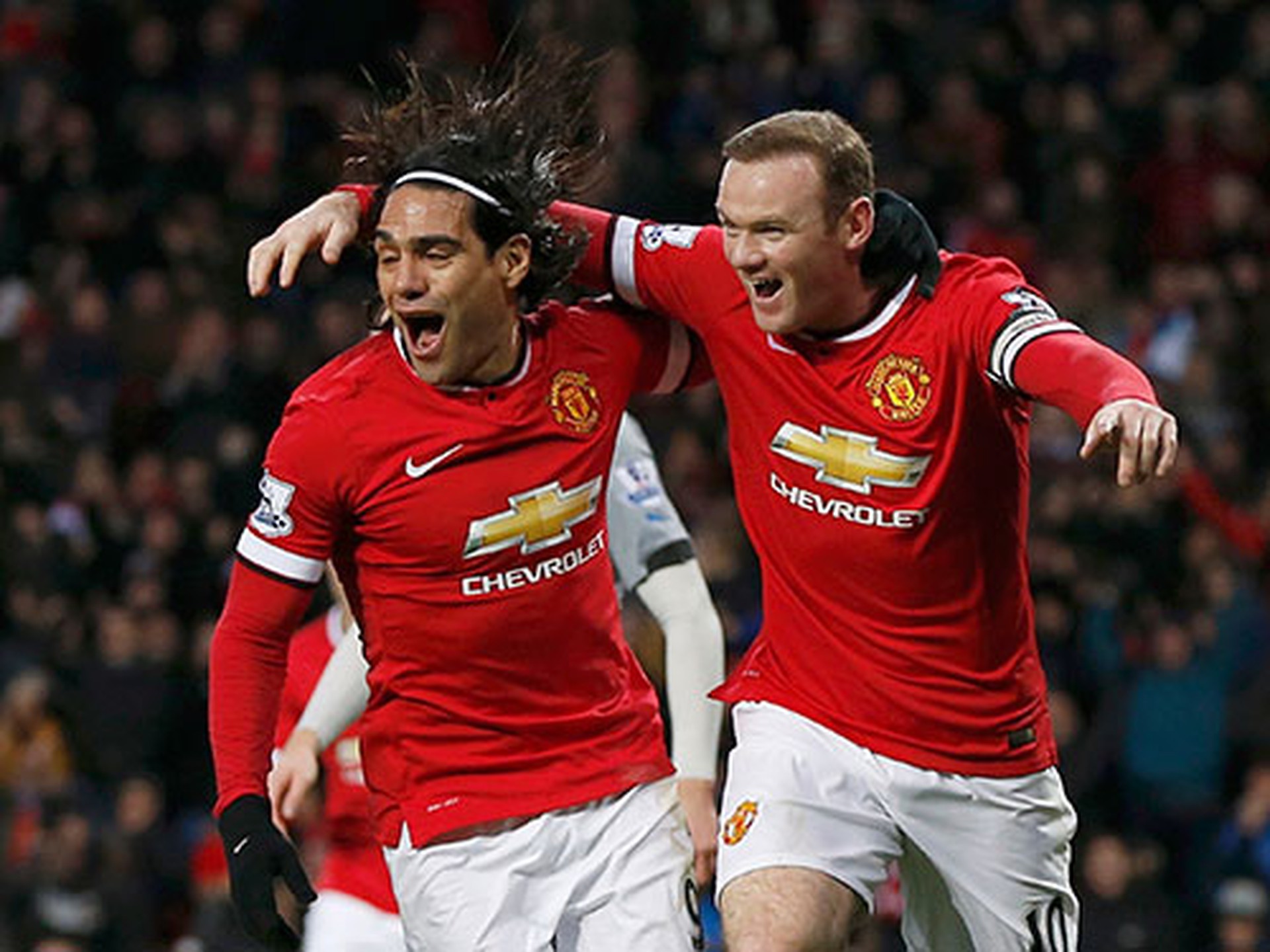 Rooney (phải) g&acirc;y ấn tượng mạnh ở vị tr&iacute; tiền vệ trung t&acirc;m 3 trận gần nhất cho M.U  Ảnh: REUTERS