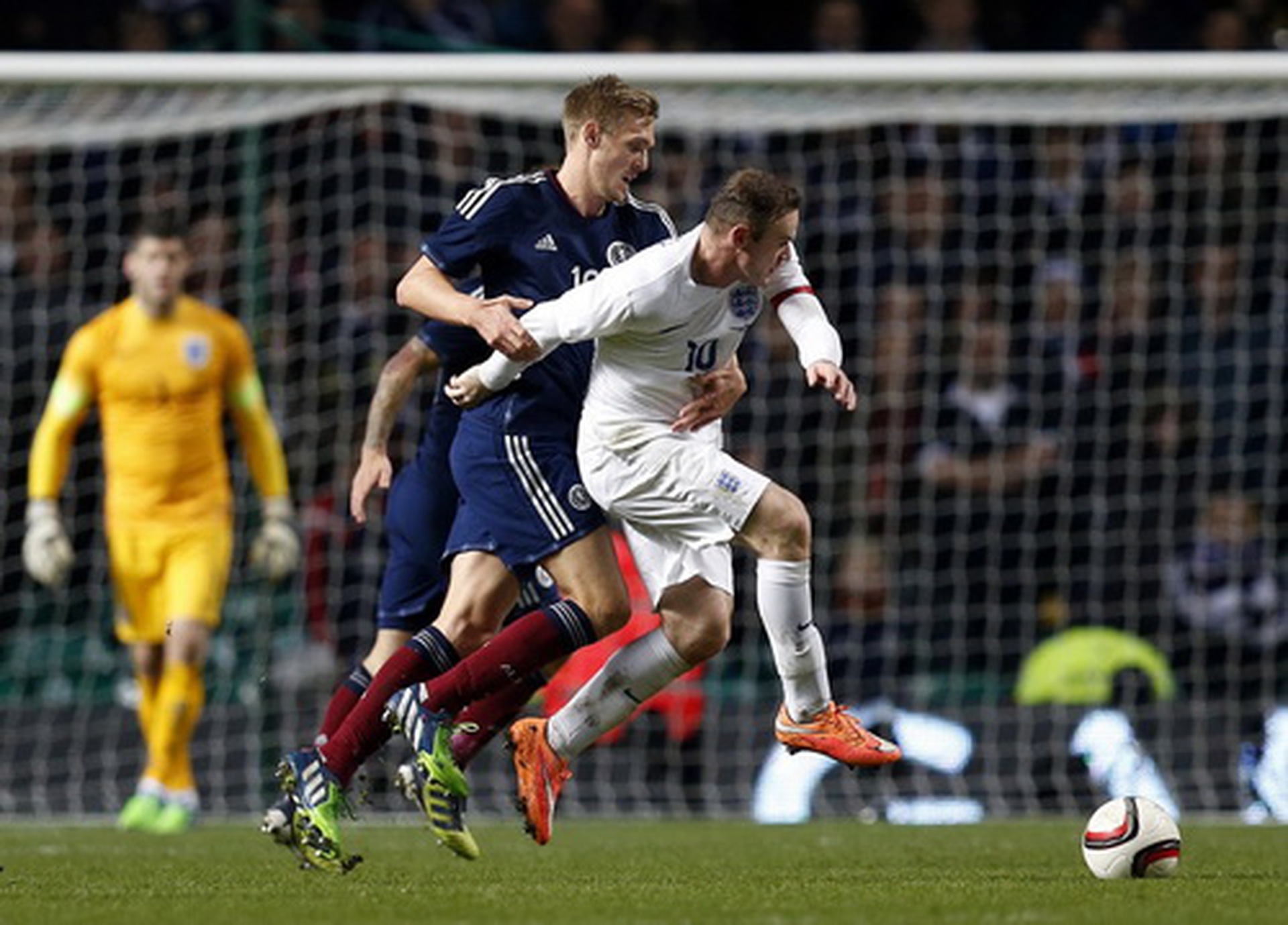 Rooney tranh b&oacute;ng quyết liệt với Darren Fletcher, đồng đội ở M.U