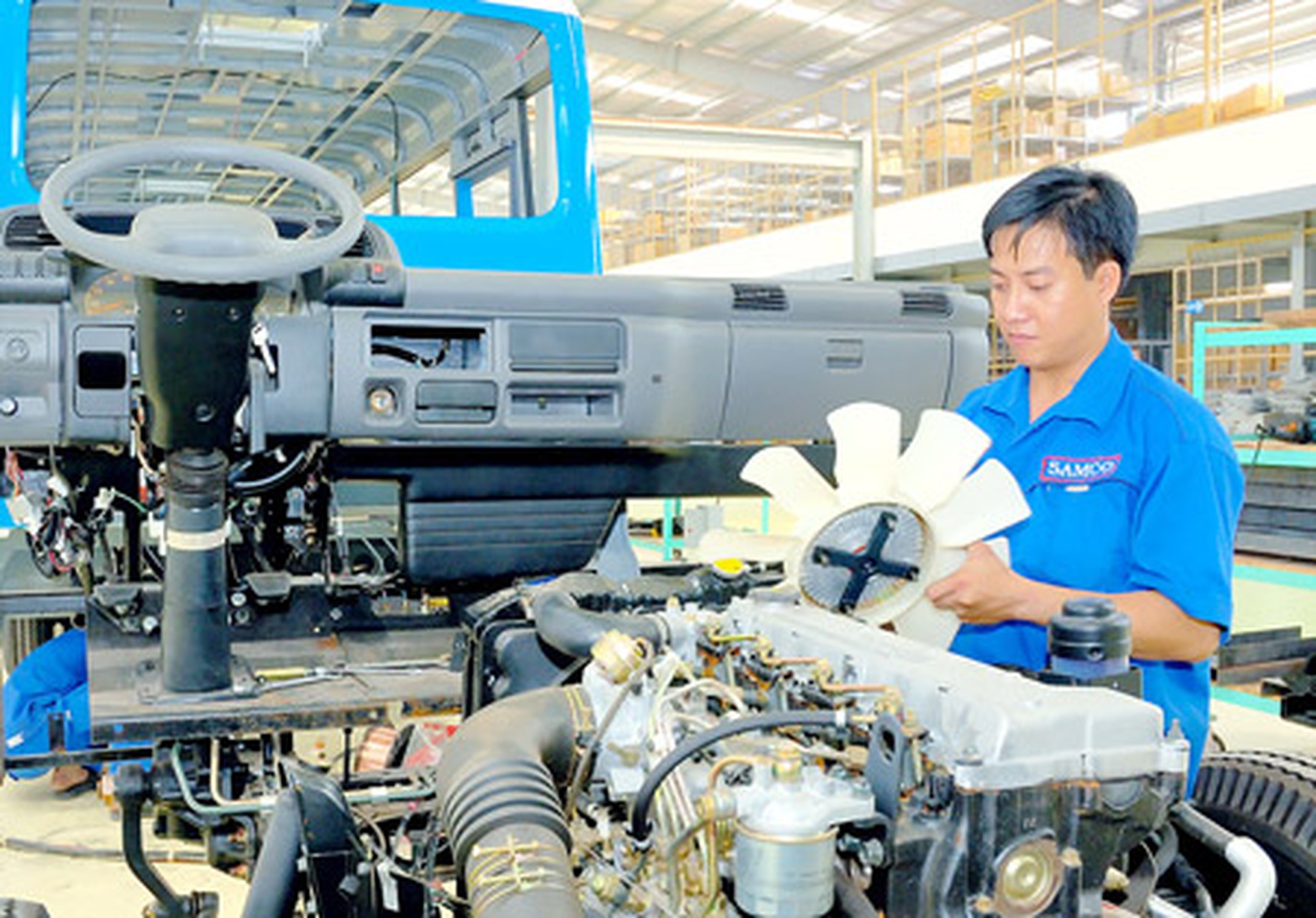 C&ocirc;ng nh&acirc;n lắp r&aacute;p xe chuy&ecirc;n d&ugrave;ng tại nh&agrave; m&aacute;y &ocirc; t&ocirc; Củ Chi