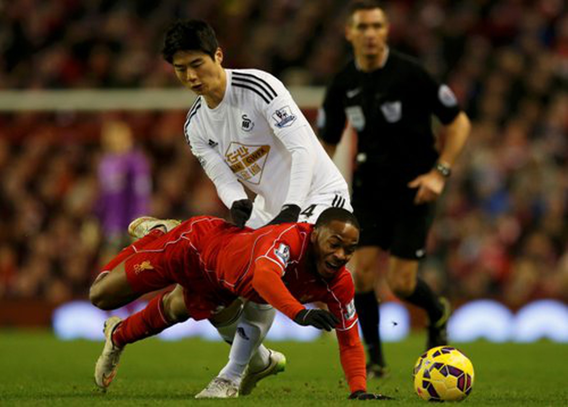 Raheem Sterling lu&ocirc;n bị c&aacute;c hậu vệ Swansea đeo s&aacute;t