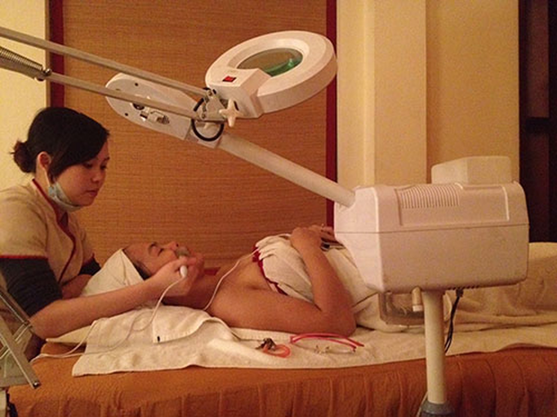 Chăm s&oacute;c da mặt tại một cơ sở thẩm mỹ ở H&agrave; NộiẢnh: Ngọc Dung