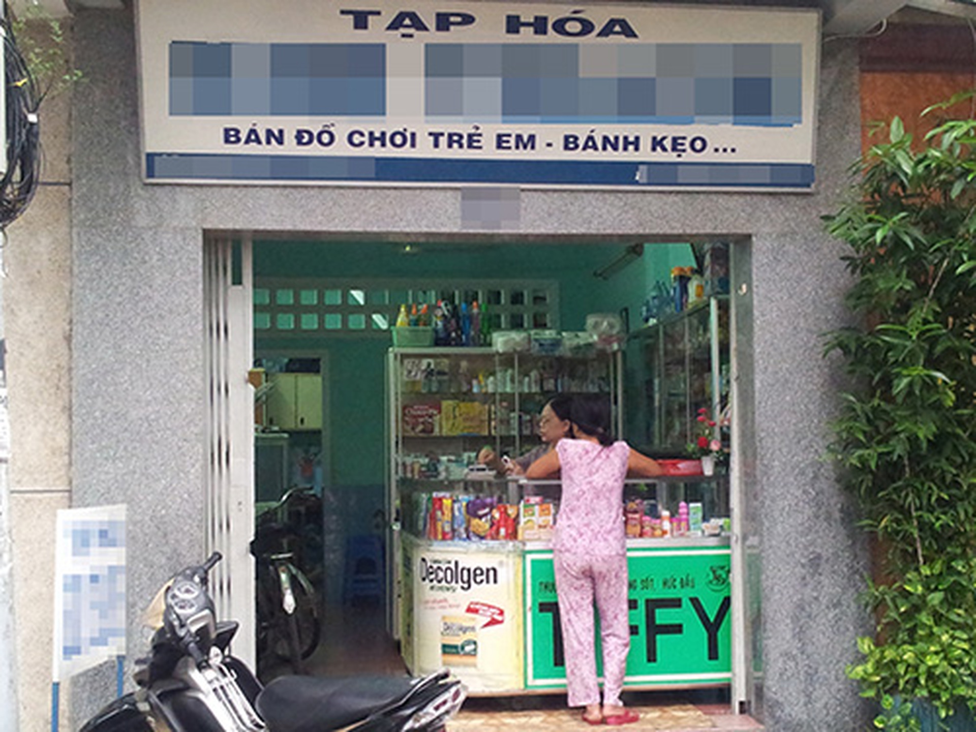Kh&oacute; c&oacute; thể biết bao nhi&ecirc;u tiệm tạp h&oacute;a b&aacute;n th&ecirc;m thuốc chữa bệnh như tiệm n&agrave;y