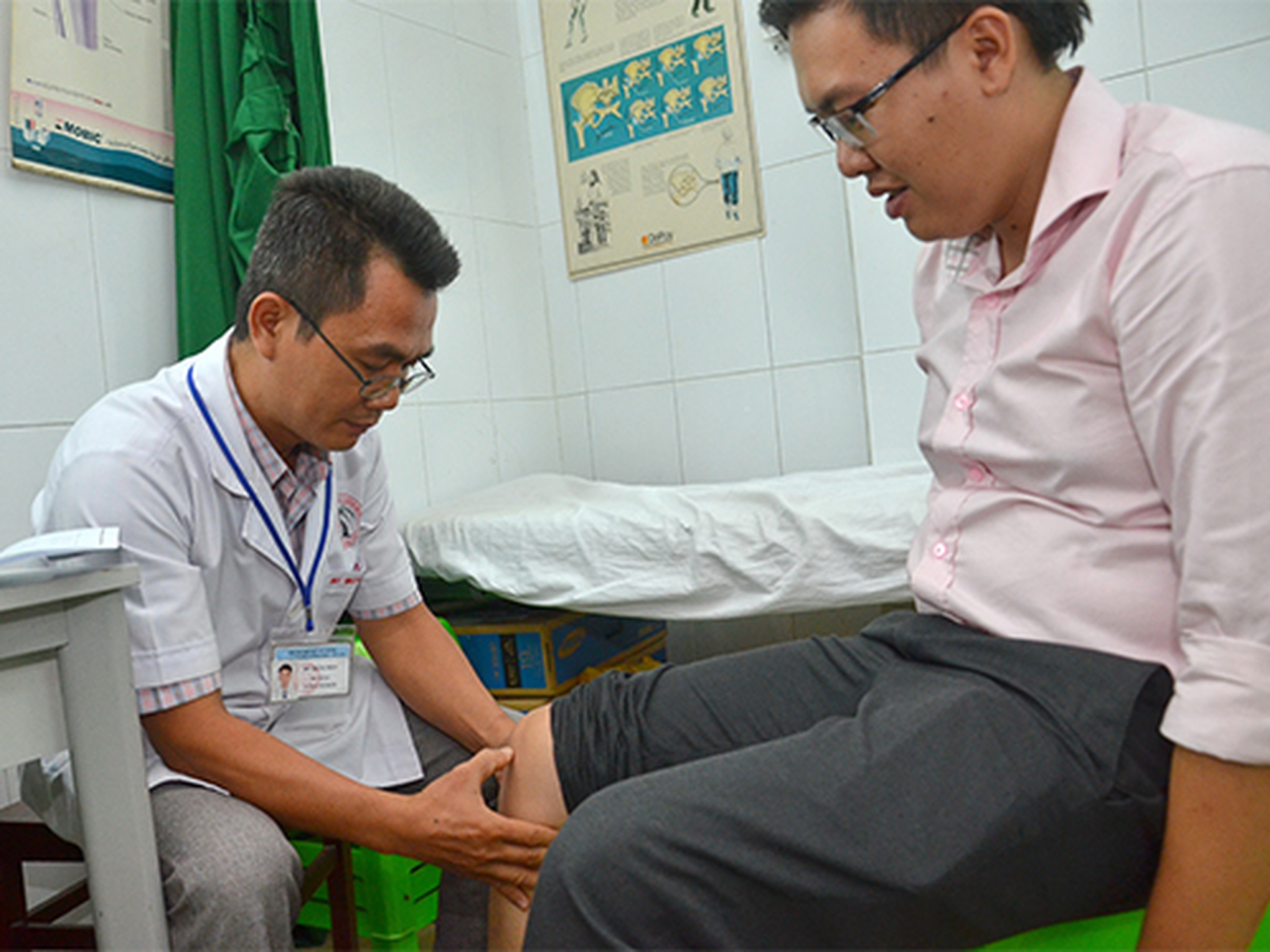 Nếu nghi ngờ bị vi&ecirc;m xương khớp, tốt nhất n&ecirc;n đến b&aacute;c sĩ chuy&ecirc;n khoa để được định bệnh.Ảnh: Tấn Thạnh