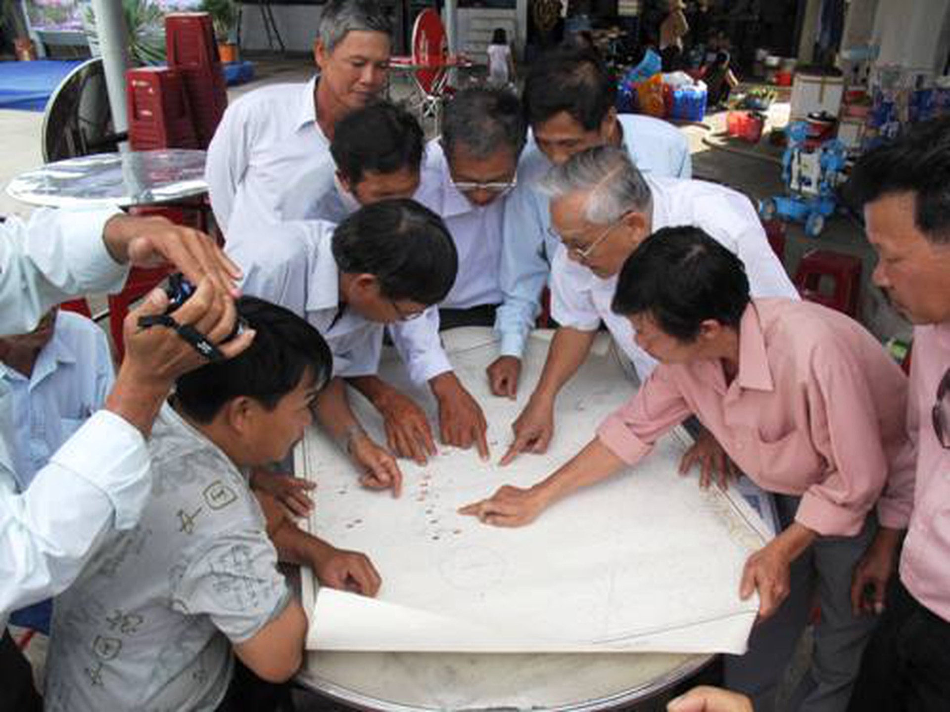 Những cựu binh Trường Sa t&igrave;m tr&ecirc;n bản đồ nơi 64 liệt sĩ trong sự kiện hải chiến Trường Sa