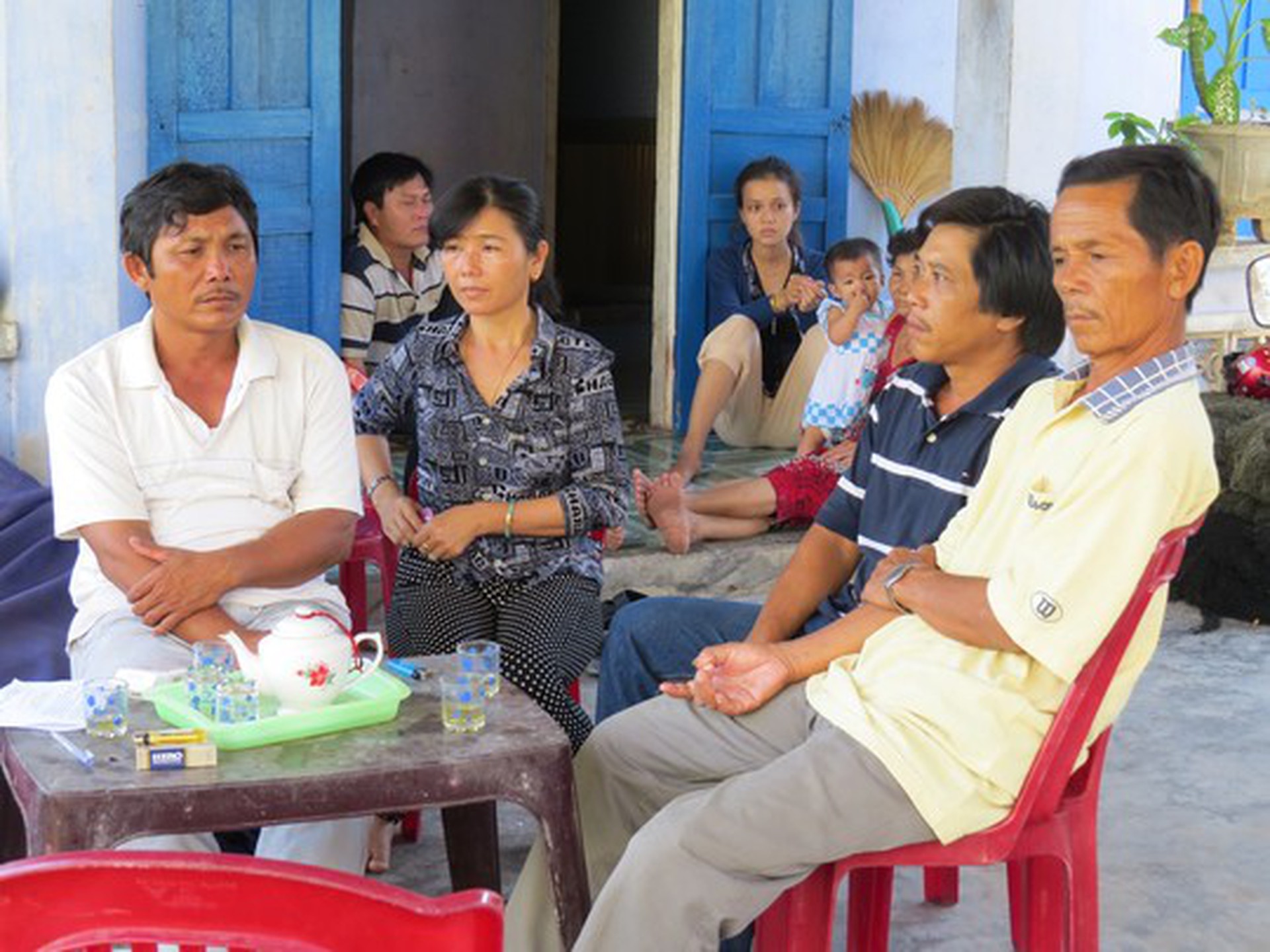 Vợ chồng &ocirc;ng V&otilde; Đạt (b&ecirc;n tr&aacute;i) c&ugrave;ng người th&acirc;n ng&oacute;ng chờ tin tức của 6 ngư d&acirc;n bị Trung Quốc bắt. Ảnh: Tr.Thy