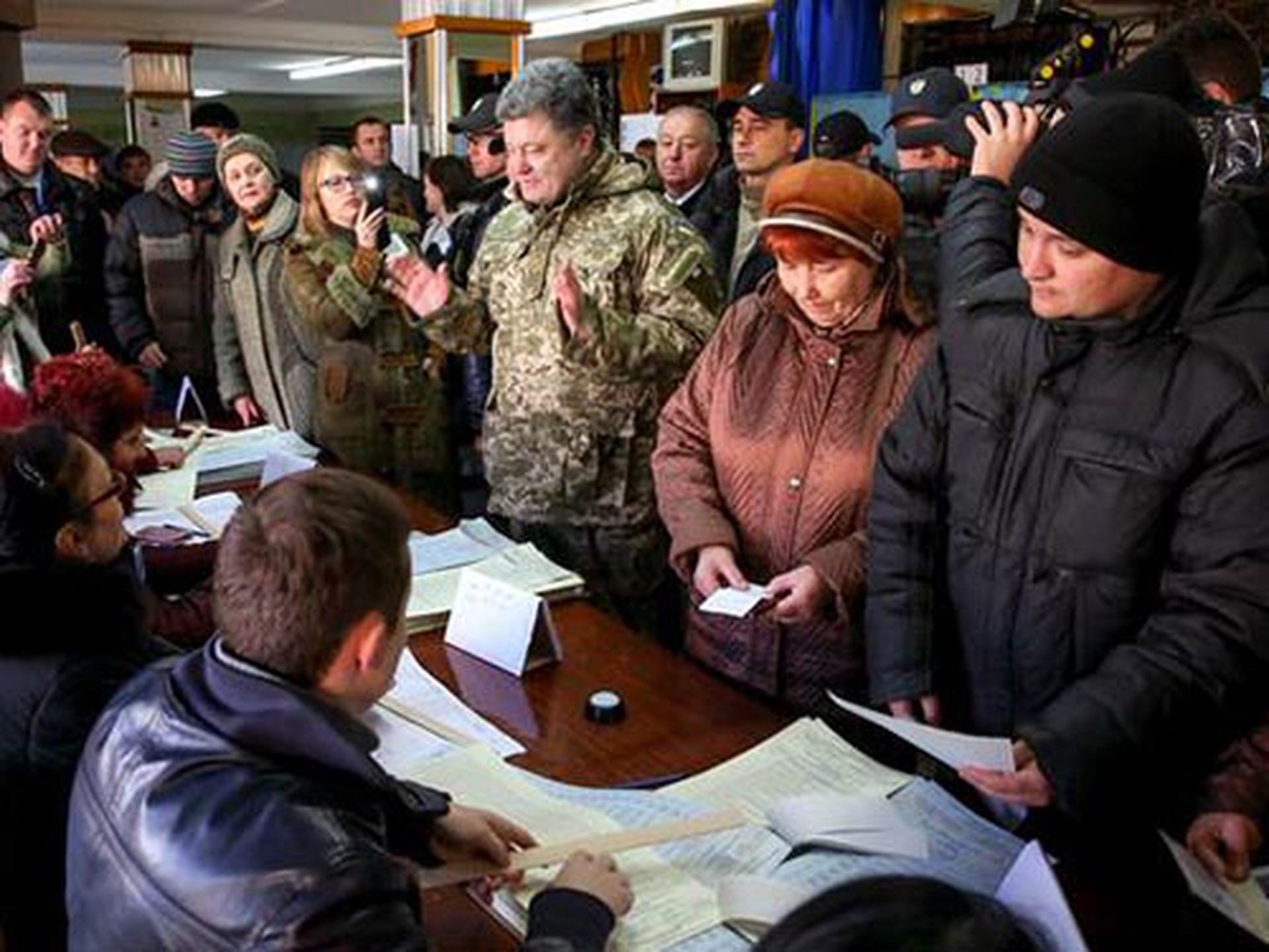Tổng thống Ukraine Petro Poroshenko (giữa) c&oacute; mặt ở TP Kramatorsk trong ng&agrave;y bầu cử quốc hội 26-10 Ảnh: UNIAN
