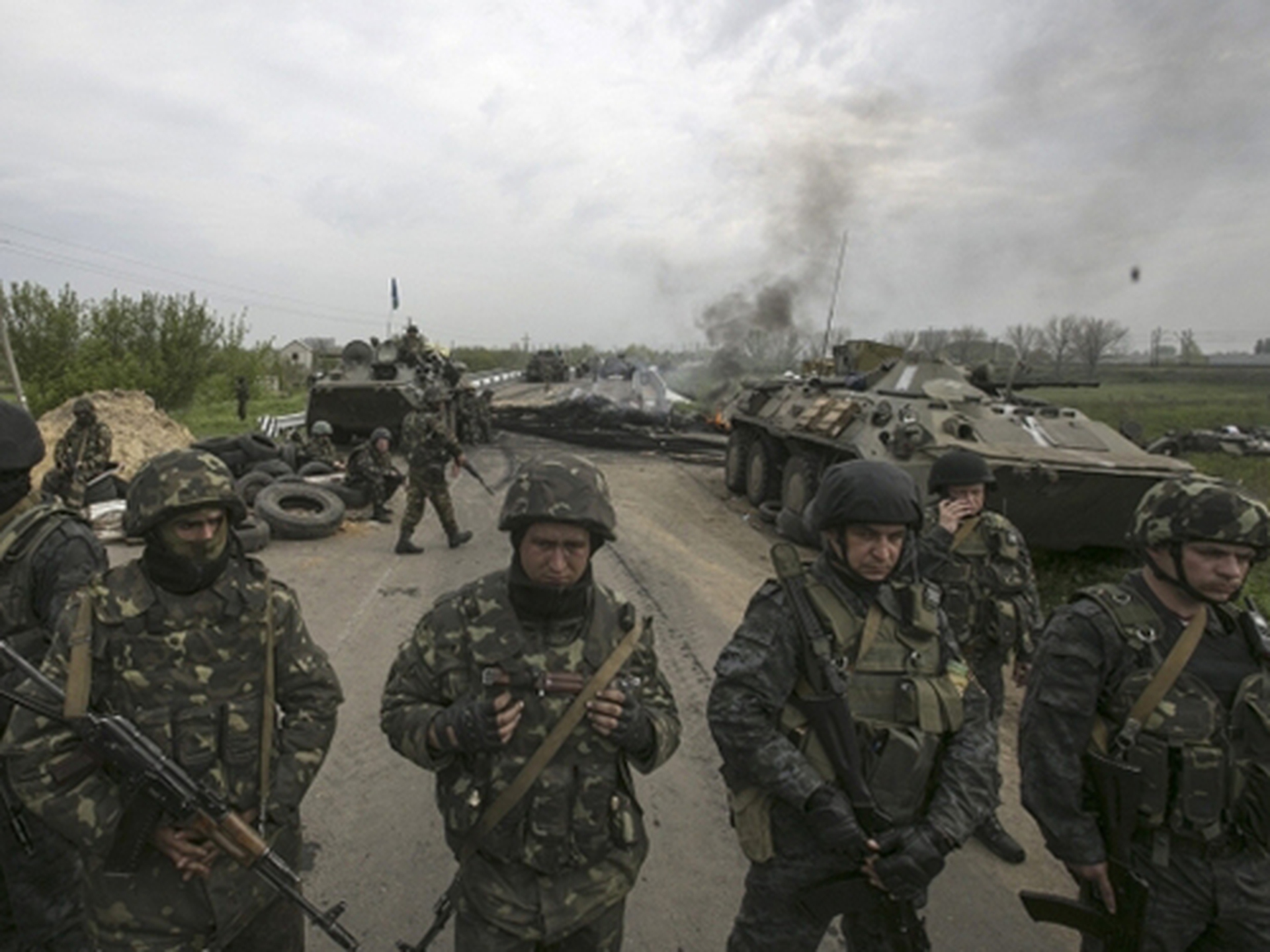 Binh sĩ Ukraine tại một chốt chặn của phe ly khai ở Slavyansk h&ocirc;m 2-5Ảnh: REUTERS