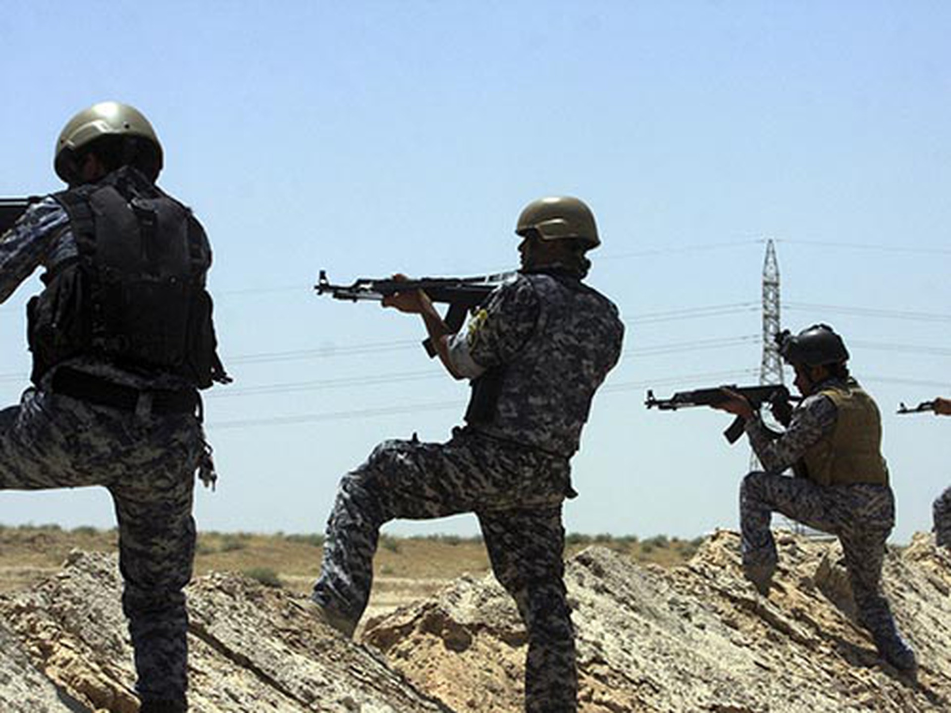 Lực lượng an ninh Iraq tuần tra khu vực gi&aacute;p ranh giữa 2 tỉnh Karbala v&agrave; Anbar h&ocirc;m 16-6Ảnh: Reuters