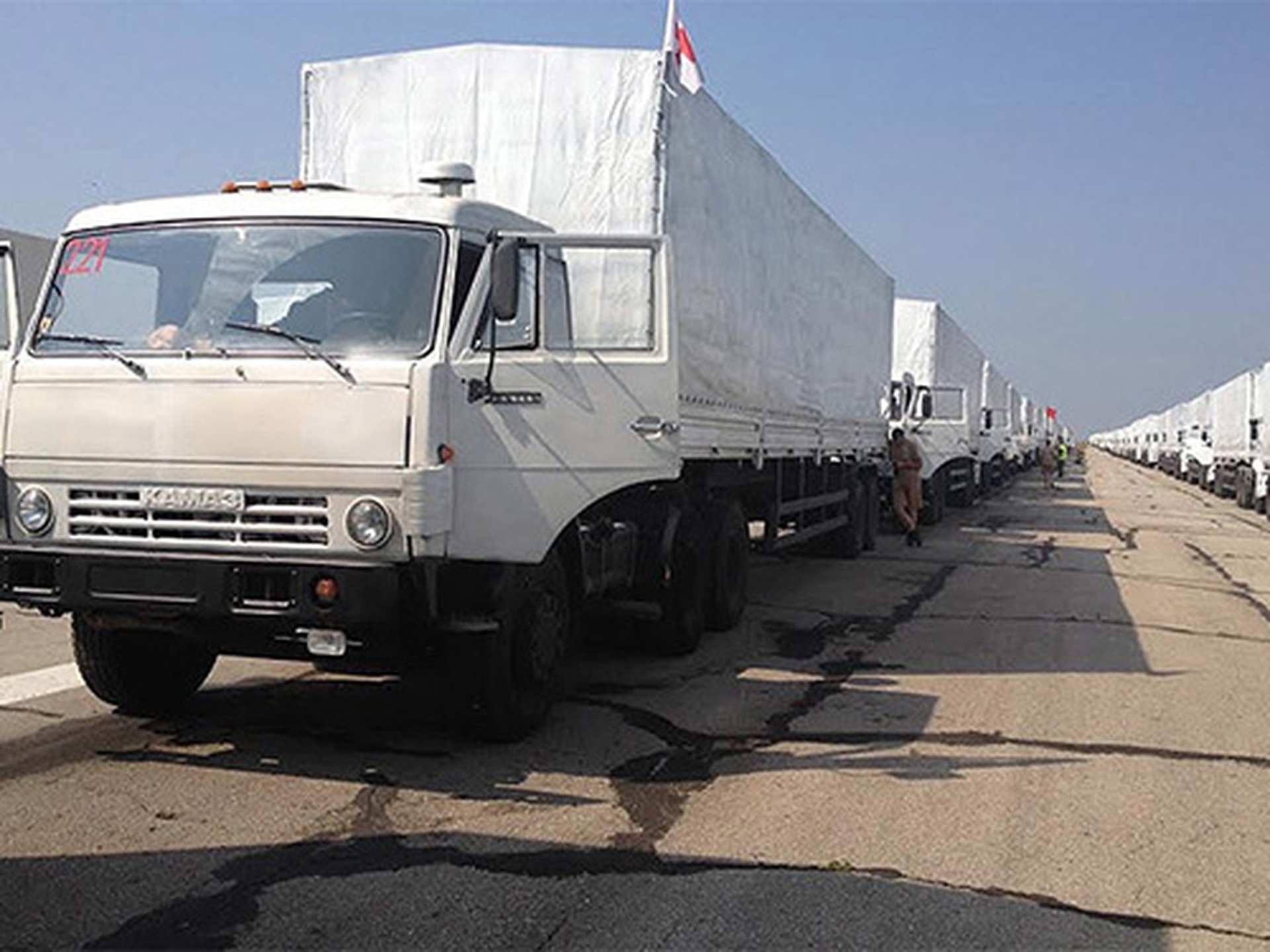 Đo&agrave;n xe cứu trợ của Nga đang hướng về bi&ecirc;n giới UkraineẢnh: PK