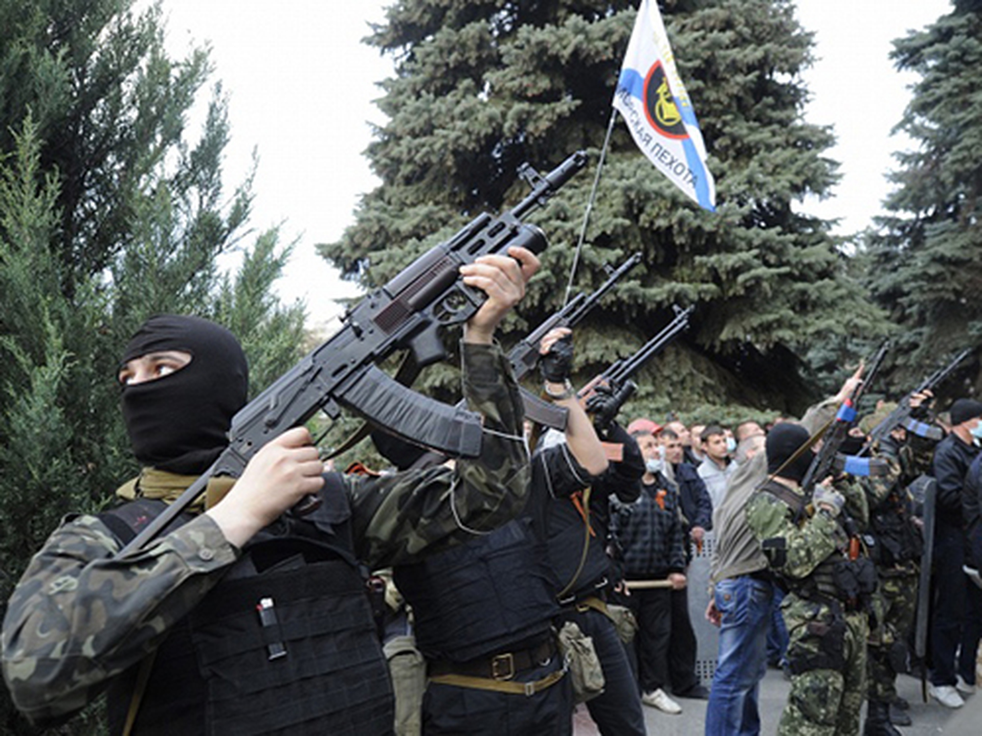 Phe ly khai ở Luhansk đ&atilde; chiếm t&ograve;a nh&agrave; h&agrave;nh ch&iacute;nh v&agrave; trụ sở cảnh s&aacute;tẢnh: ITAR-TASS