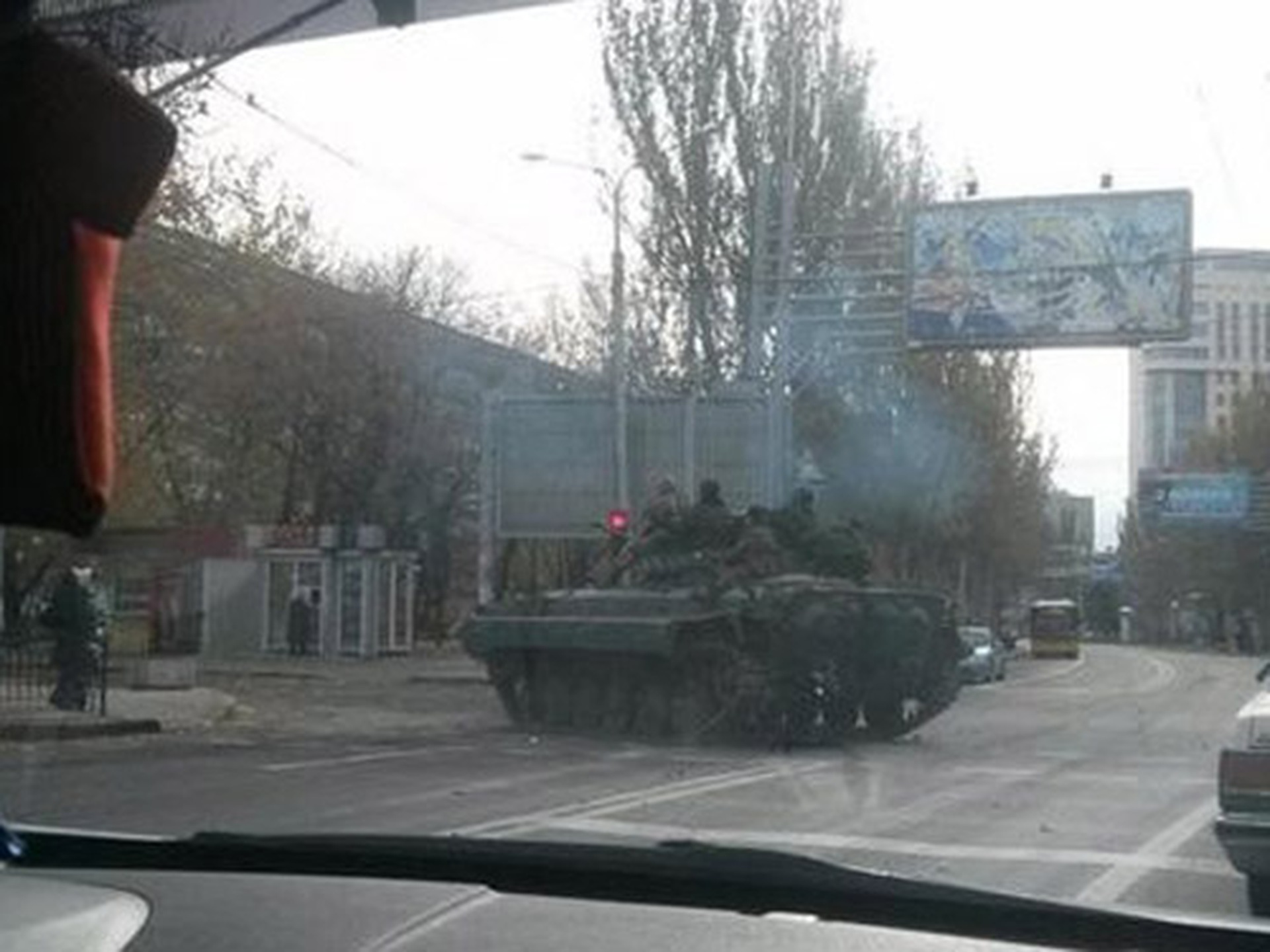 Xe tăng của phe ly khai tr&ecirc;n đường phố Donetsk ng&agrave;y 24-10Ảnh: 62.UA