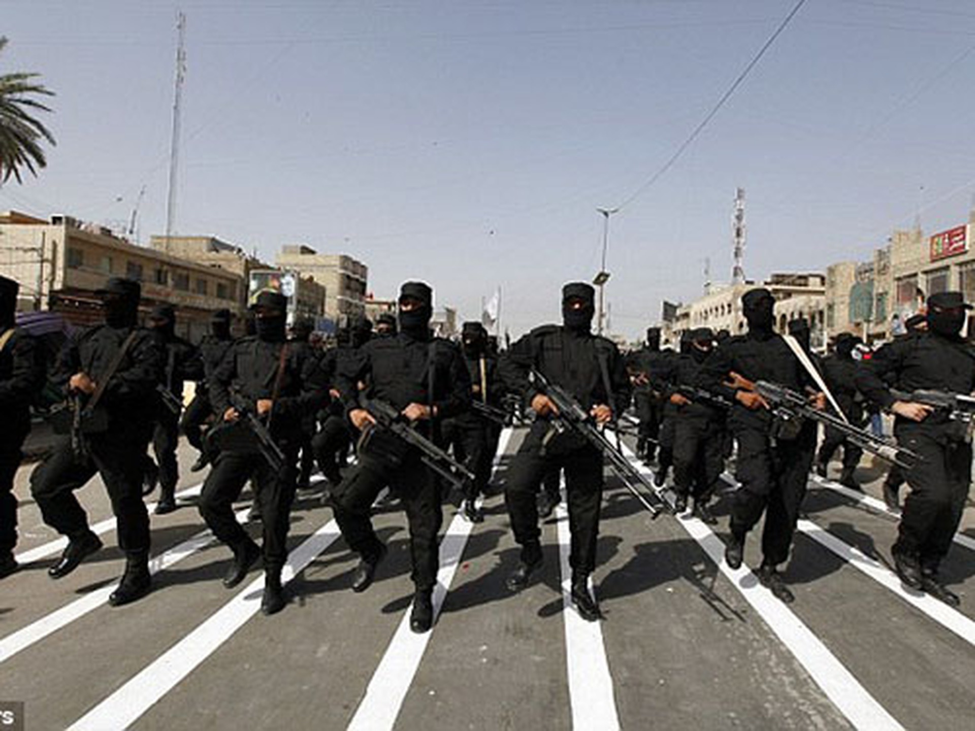 C&aacute;c chiến binh thuộc lực lượng b&aacute;n qu&acirc;n sự Mahdi của người Shiite thề hứa bảo vệ Baghdad Ảnh: REUTERS