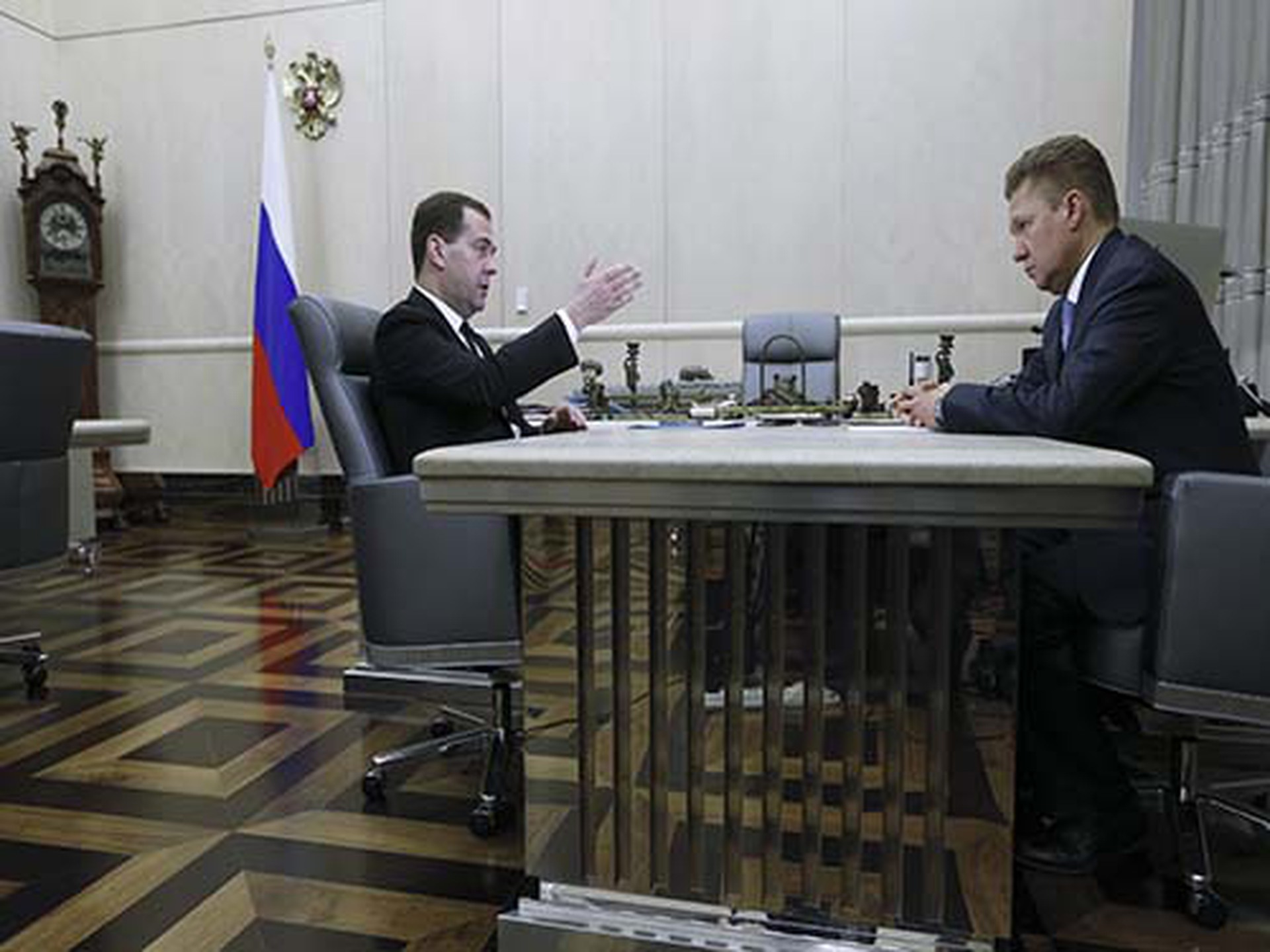 Thủ tướng Nga Dmitry Medvedev (tr&aacute;i) gặp Chủ tịch tập đo&agrave;n Gazprom Alexei Miller ng&agrave;y 3-4
Ảnh: Reuters