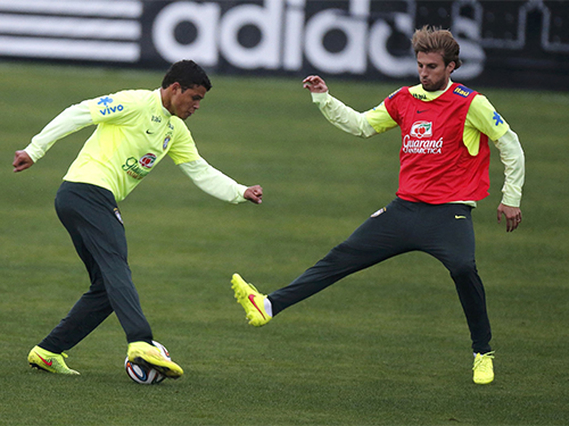 Thiago Silva (tr&aacute;i) trở lại sẽ gi&uacute;p h&agrave;ng thủ Brazil vững tin hơnẢnh: REUTERS