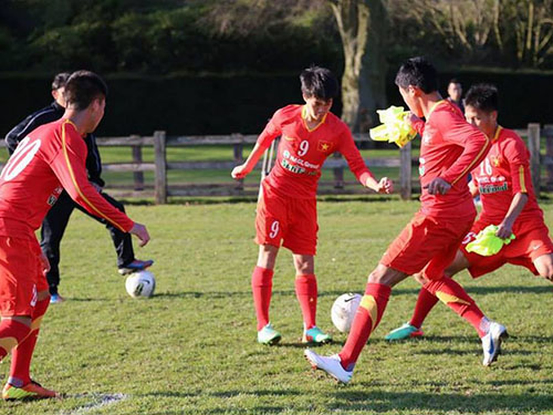 Một buổi tập của U19 tr&ecirc;n đất AnhẢnh: Phan Đ&agrave;o