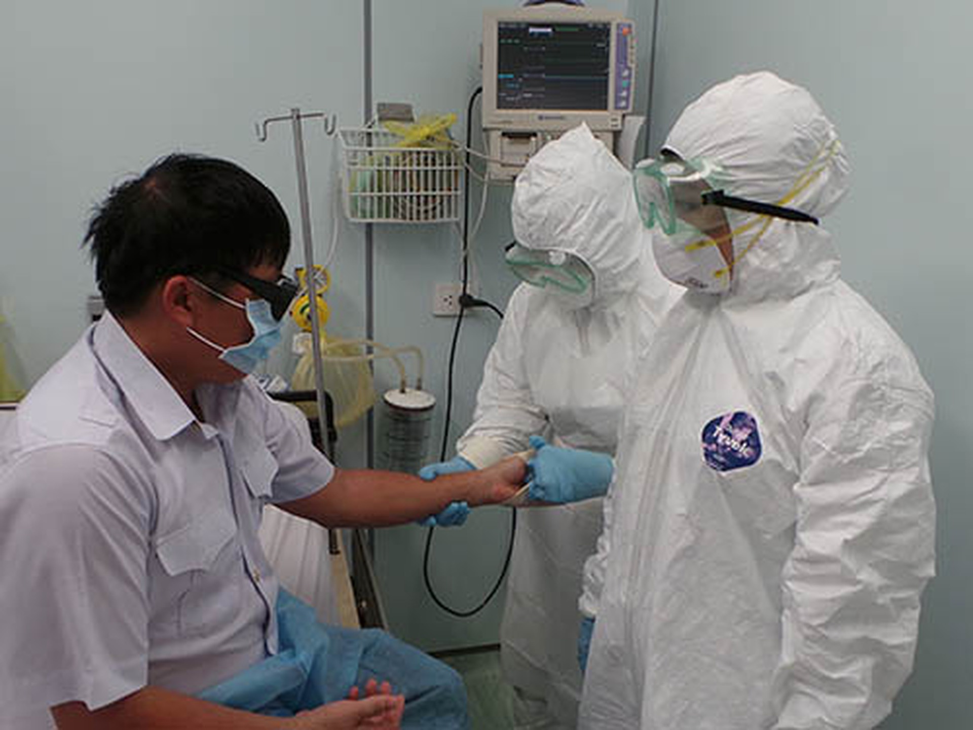 Diễn tập ph&ograve;ng chống dịch Ebola tại s&acirc;n bay quốc tế T&acirc;n Sơn Nhất (TP HCM)  Ảnh: NGUYỄN THẠNH