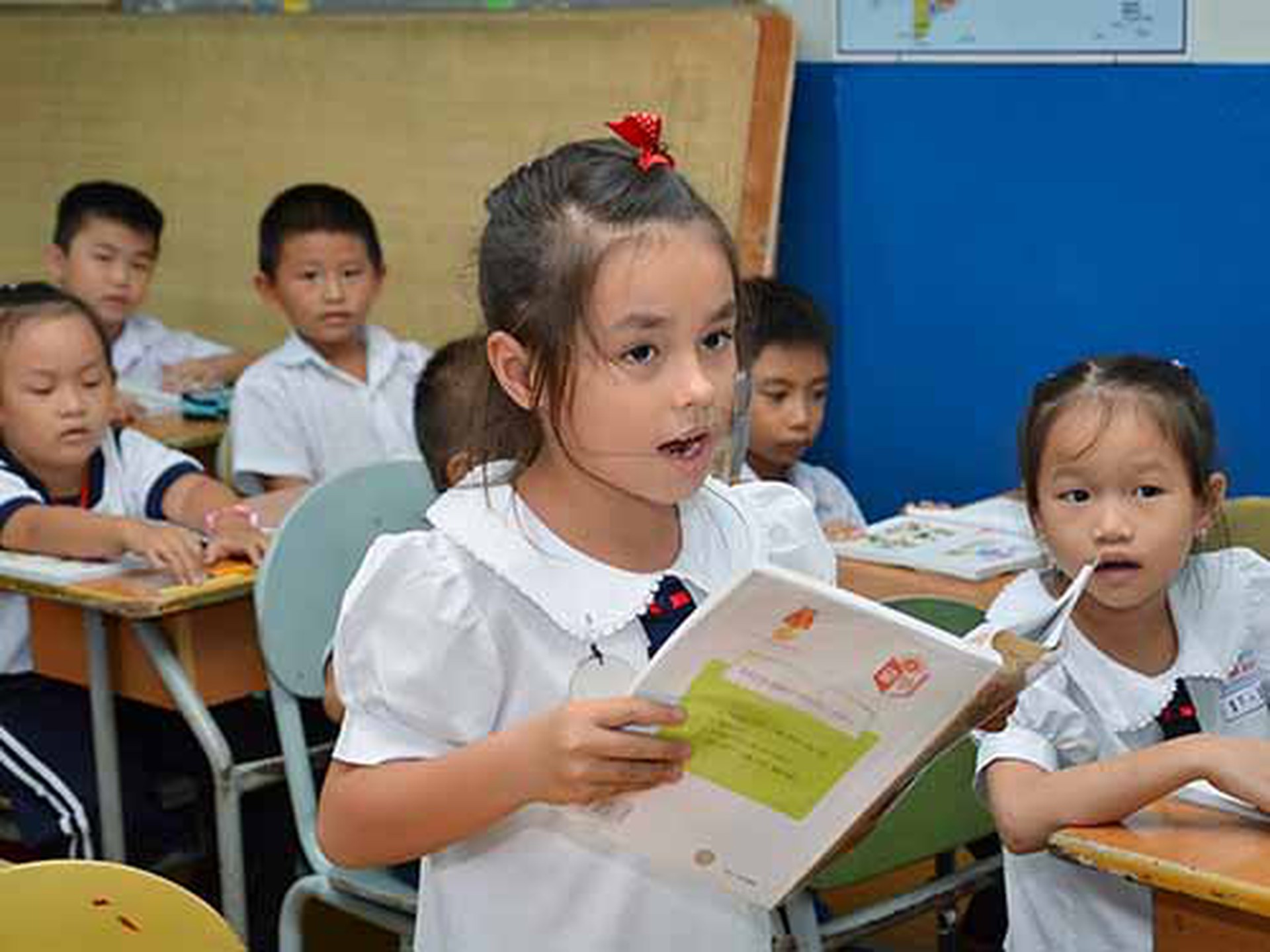 S&aacute;ch gi&aacute;o khoa sẽ l&agrave; mục ti&ecirc;u trong đề &aacute;n đổi mới gi&aacute;o dục phổ th&ocirc;ng của Bộ GD-ĐT. Tronh ảnh: Một giờ học ở cấp tiểu học tại  TP HCM Ảnh:  TẤN THẠNH