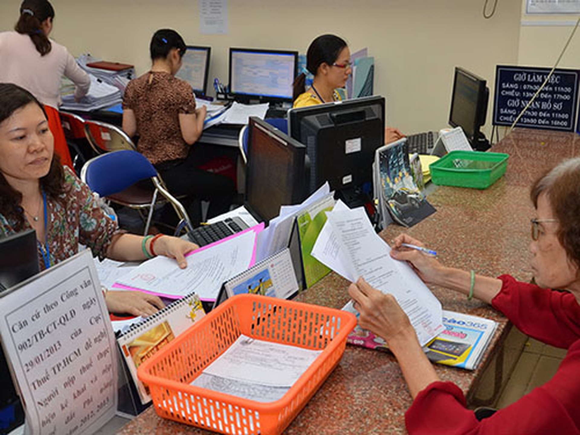 Việc cải c&aacute;ch tiền lương chưa thể được giải quyết cơ bản được v&igrave; bộ m&aacute;y c&aacute;n bộ c&ocirc;ng chức qu&aacute; cồng kềnh. Trong ảnh: Nh&acirc;n vi&ecirc;n Chi cục Thu&ecirc;́ qu&acirc;̣n 1, TP HCM trong giờ làm vi&ecirc;̣c  
Ảnh: 
T&Acirc;́N THẠNH