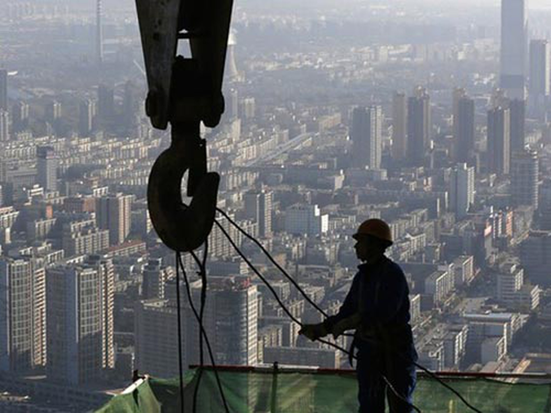 Trong qu&yacute; III, kinh tế Trung Quốc tăng 7,3% so với c&ugrave;ng kỳ năm ngo&aacute;i Ảnh: REUTERS